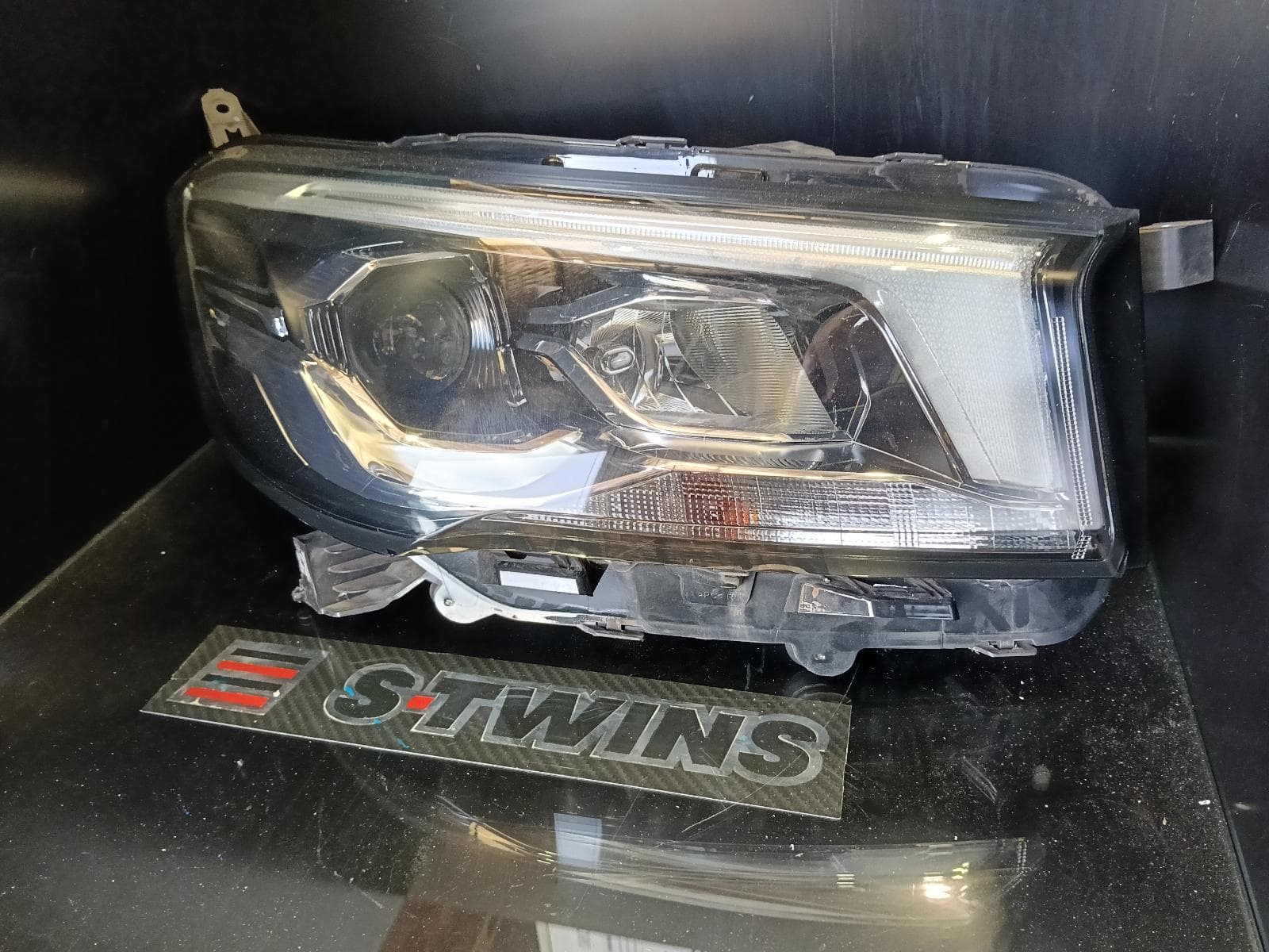 Used auto part listing image: 2021 LDV DELIVER 9 RIGHT HEADLAMP W/ HALOGEN TYPE, 07/20- 0000379989