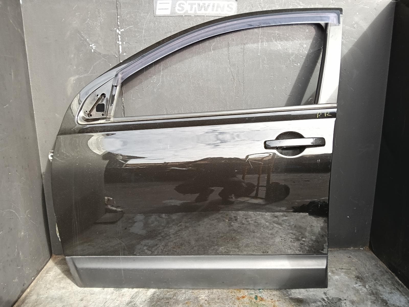 Used auto part listing image: 2013 NISSAN DUALIS LEFT FRONT DOOR J10, 5 SEATER TYPE, 10/07-05/14 0000426818