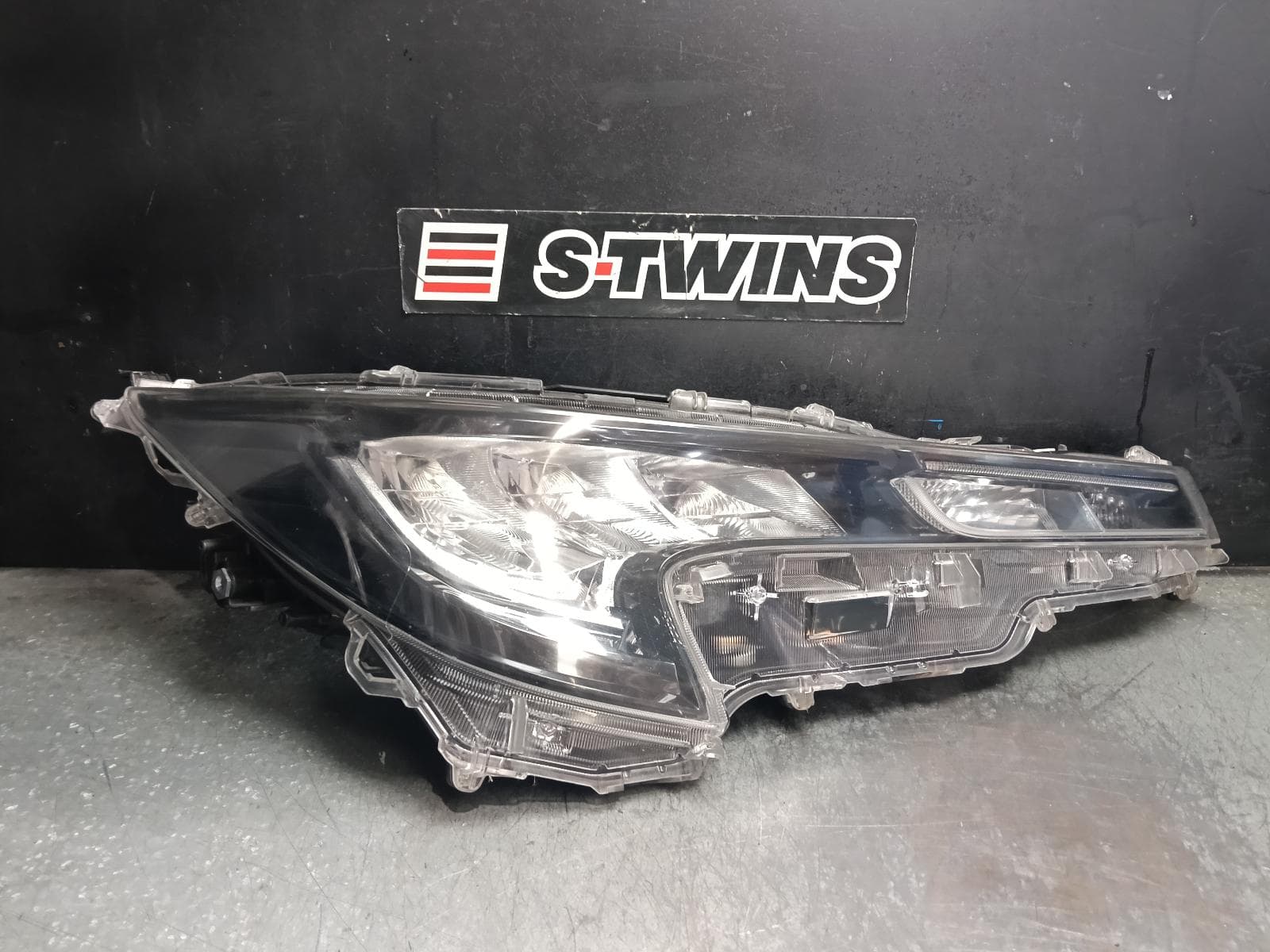 Used auto part listing image: 2018 TOYOTA COROLLA RIGHT HEADLAMP E210, HATCH/WAGON, W/ Bi-LED, NON PROJECTOR TYPE, 07/18- 0000424319