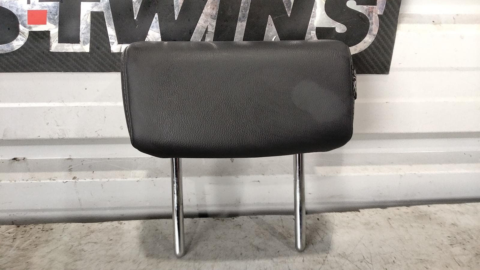 Used auto part listing image: 2018 HONDA CRV HEADREST RW, CENTRE REAR, LEATHER, 05/17-08/23 0000423154