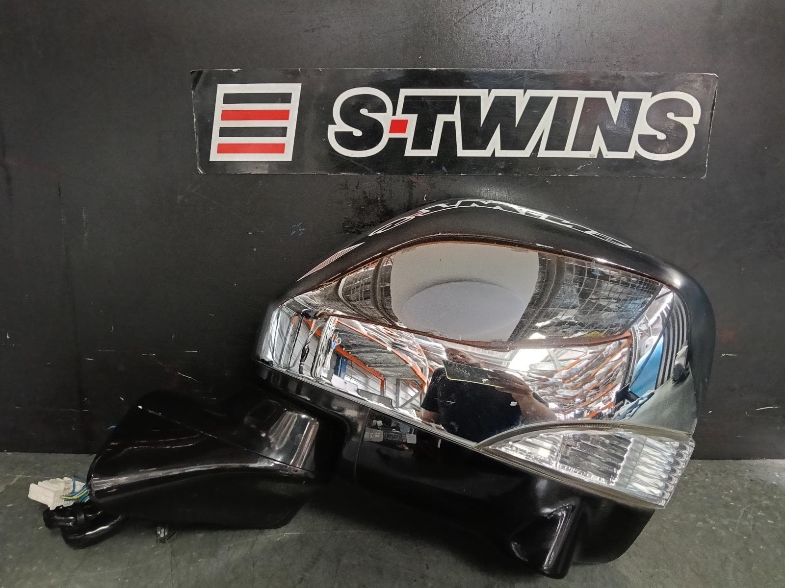 Used auto part listing image: 2010 NISSAN ELGRAND LEFT DOOR MIRROR E52, W/ INDICATOR & CAMERA TYPE, 08/10- (IMPORT) 0000390426