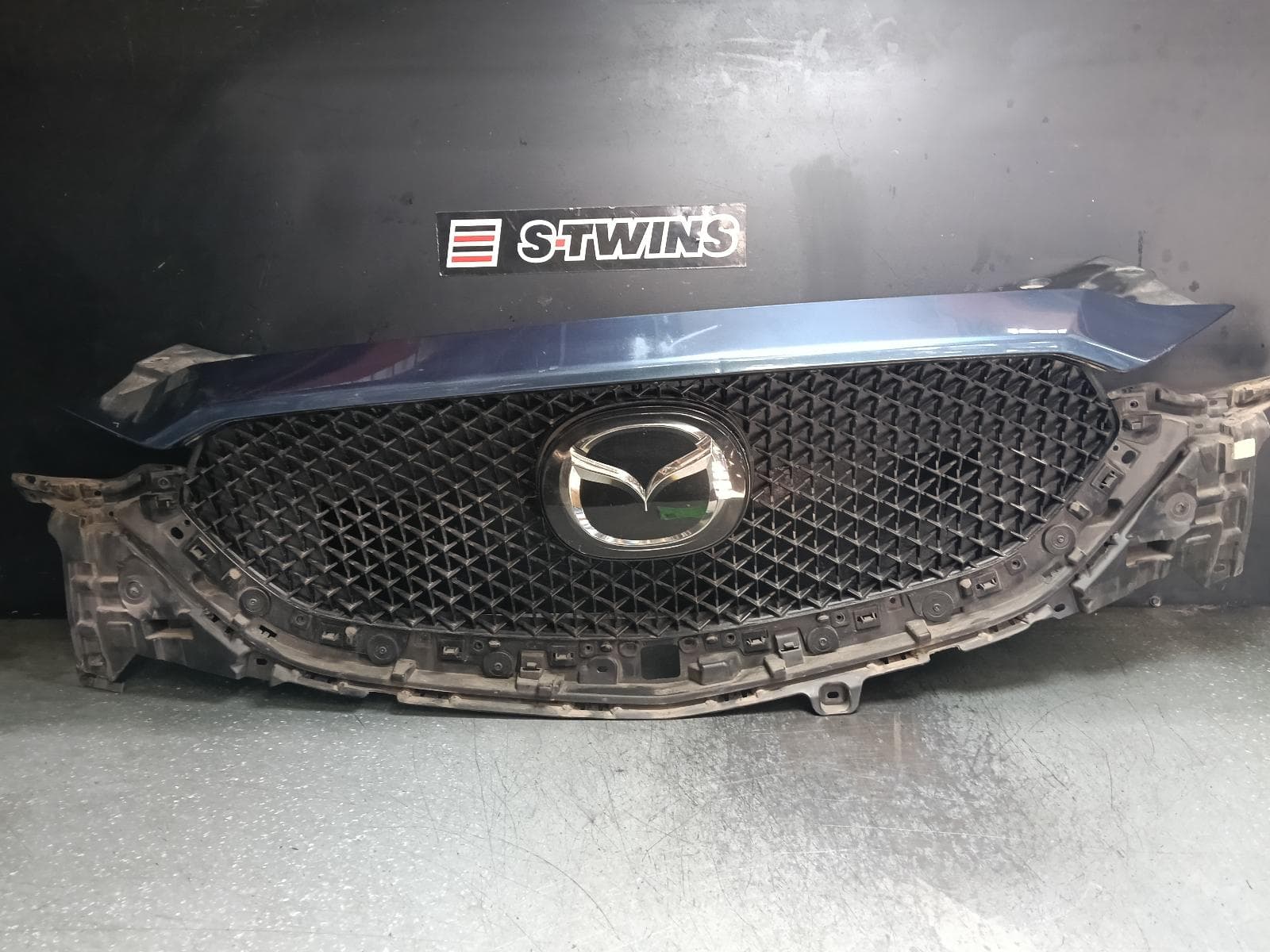 Used auto part listing image: 2019 MAZDA CX5 GRILLE RADIATOR GRILLE, W/ RADAR CRUISE CONTROL TYPE, NON CAMERA TYPE, KF, 02/17-08/21 0000421904