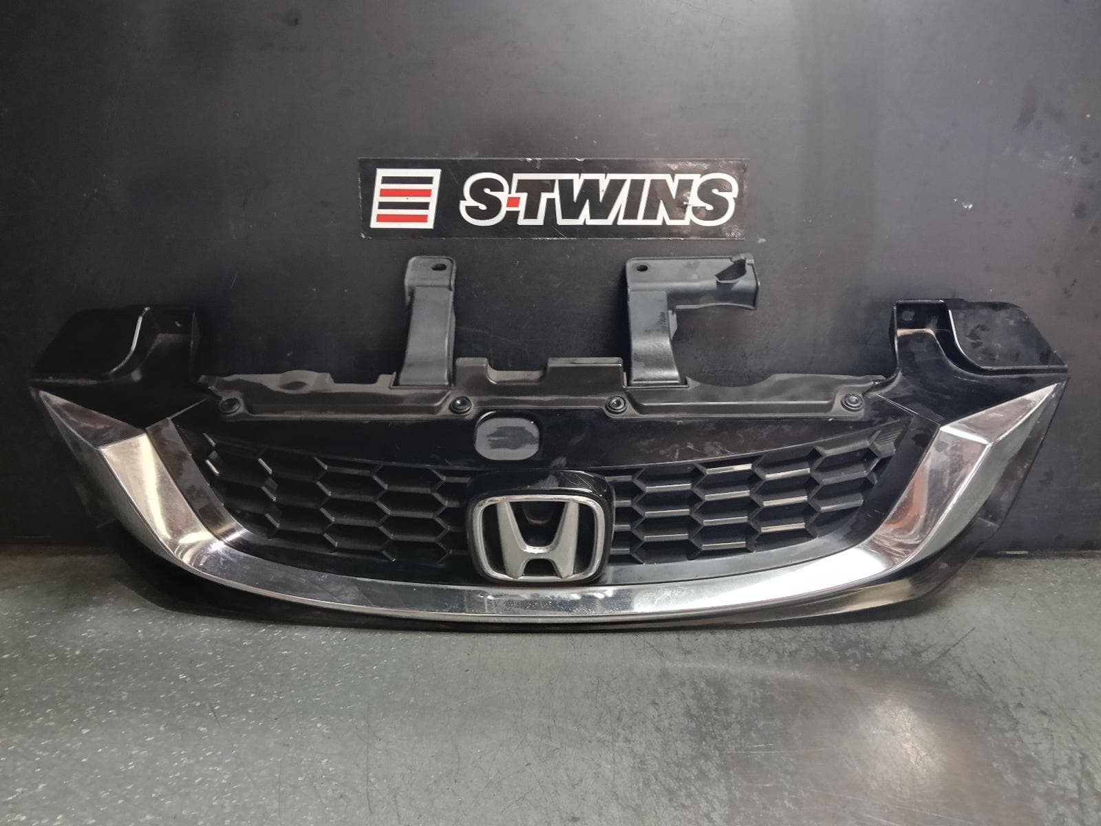 Used auto part listing image: 2014 HONDA CIVIC GRILLE RADIATOR GRILLE BASE, 9TH GEN, SEDAN (VIN MRHFB), NON HYBRID, 04/14-04/16 0000421884