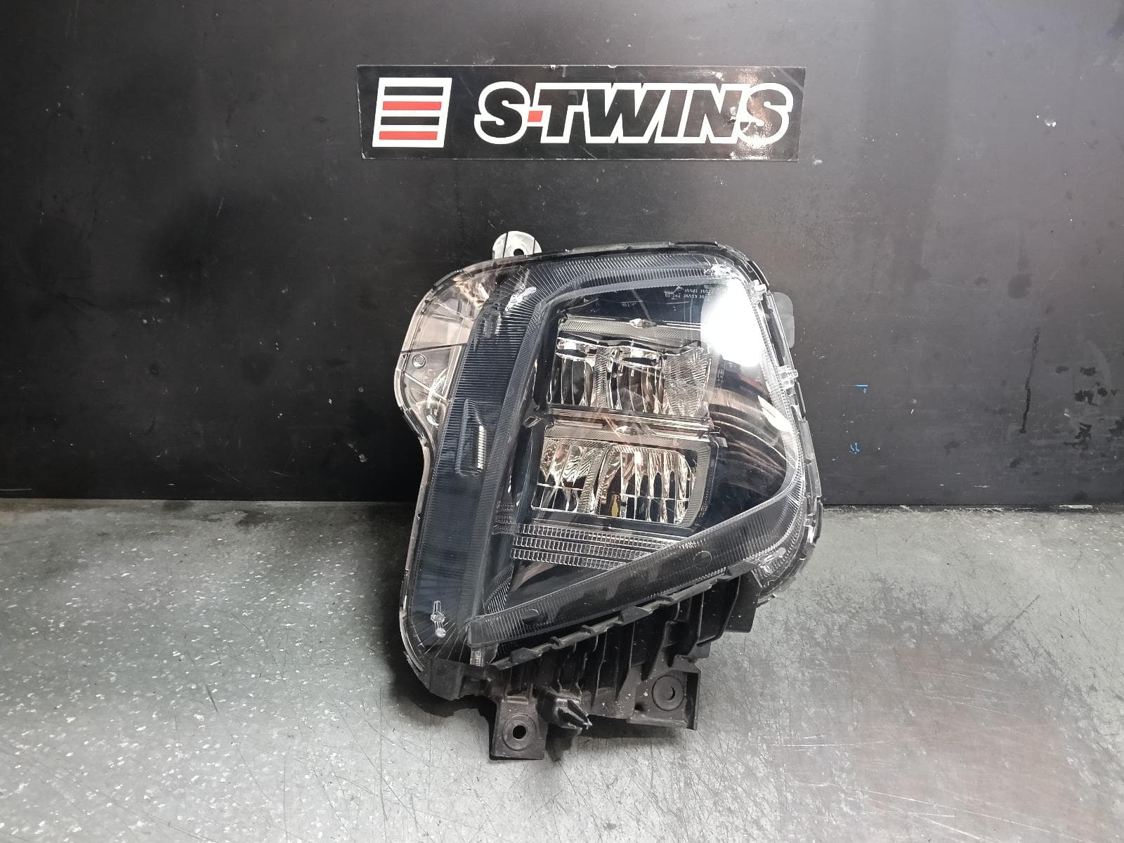 Used auto part listing image: 2022 HYUNDAI TUCSON RIGHT HEADLAMP NX4, W/ LED TYPE, 02/21-01/24 0000421894