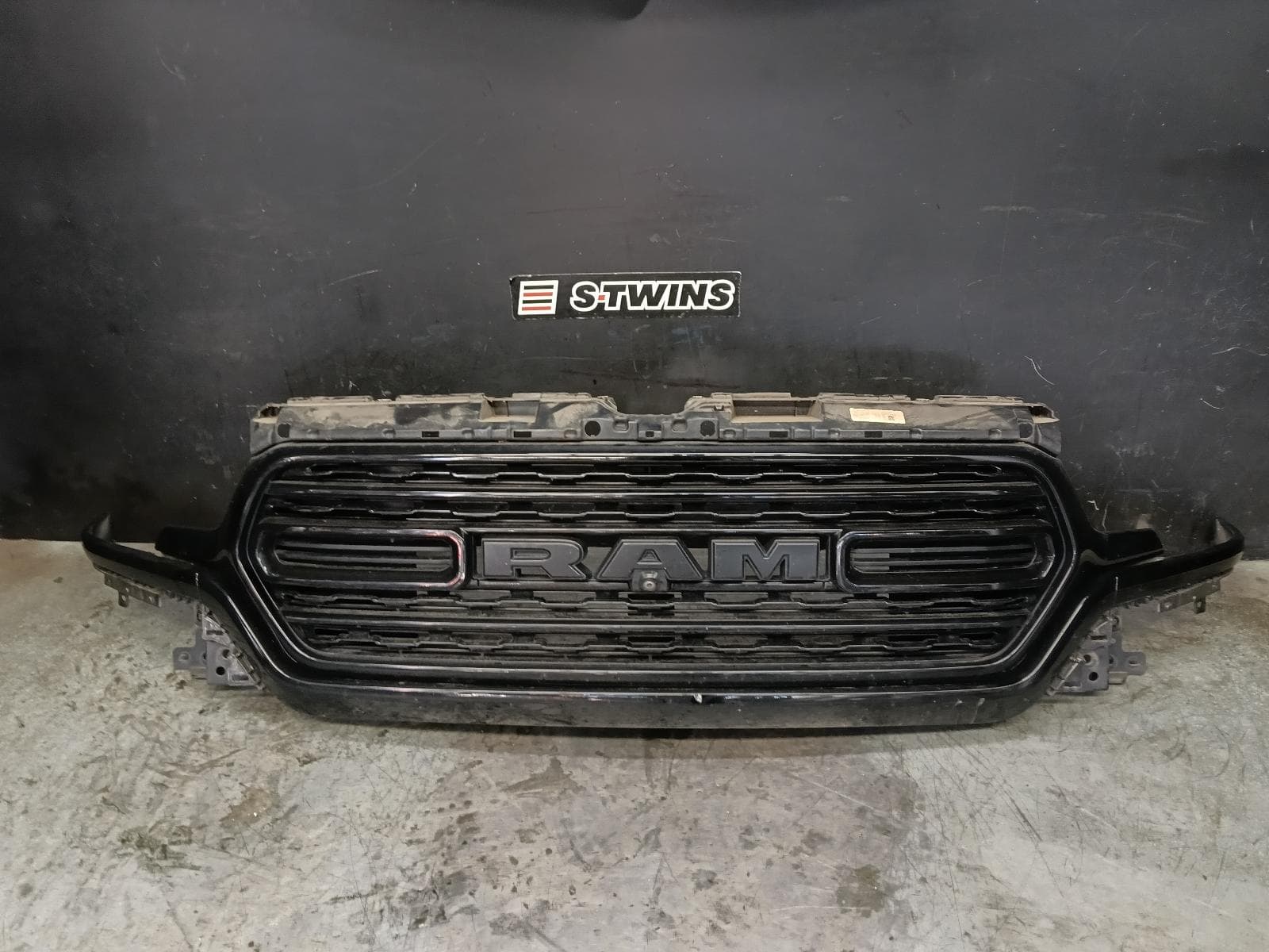 Used auto part listing image: 2022 RAM 1500 GRILLE RADIATOR GRILLE, HIGH GLOSS BLACK, EXPRESS, DS, 11/17-12/23 0000424222
