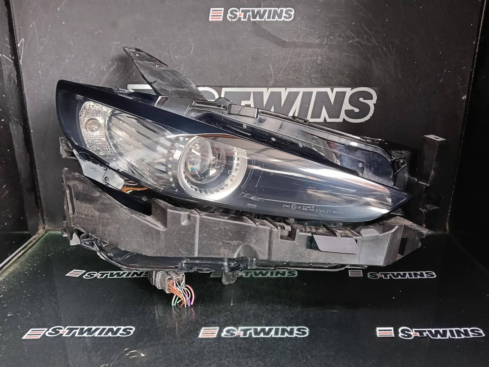 Used auto part listing image: 2020 MAZDA CX30 RIGHT HEADLAMP DM, W/ LED TYPE, NON ADAPTIVE TYPE, 10/19