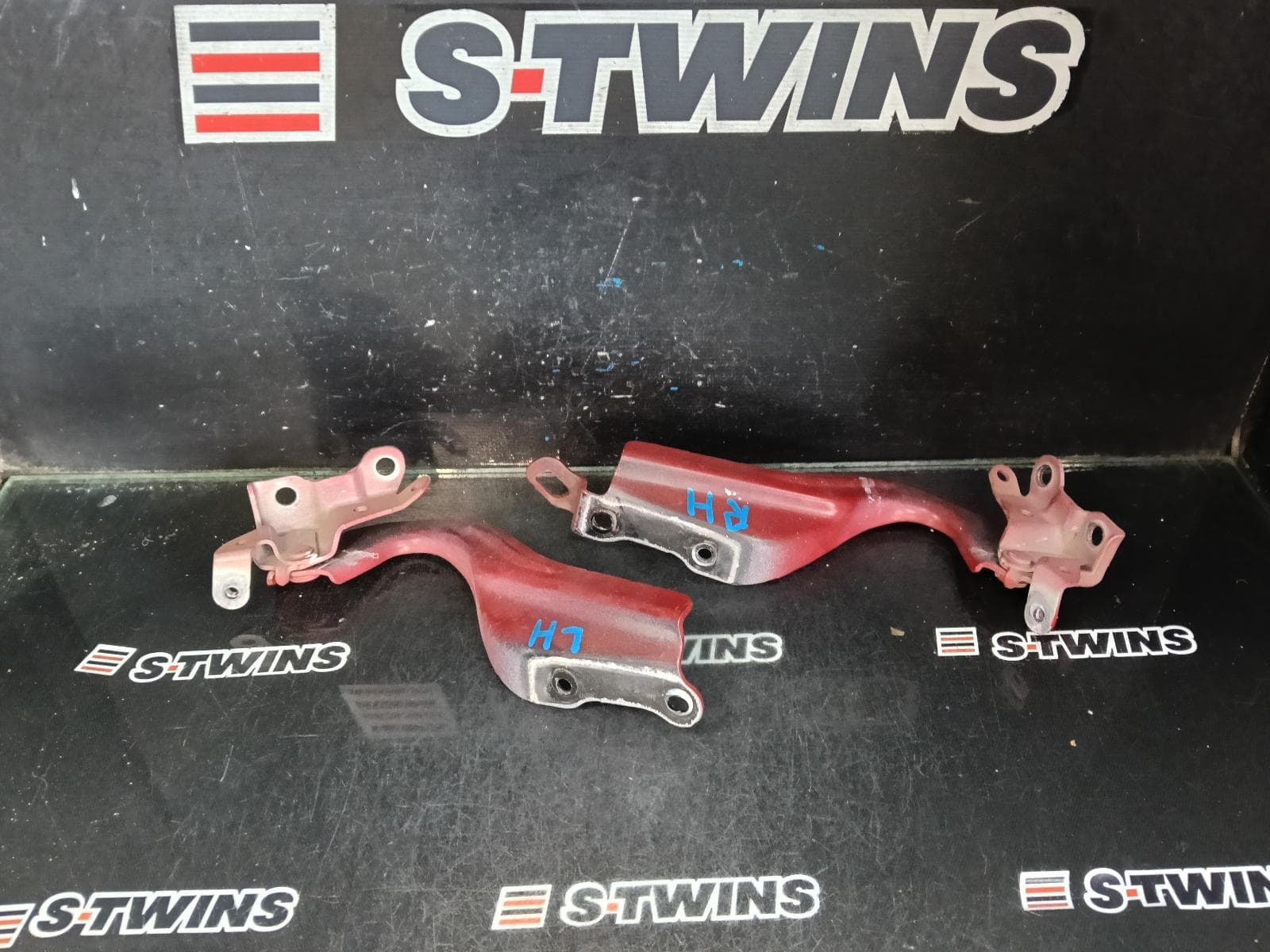 Used auto part listing image: 2016 SUBARU LEVORG BONNET HINGE STRUT V1, HINGES (PAIR), 05/16-12/20