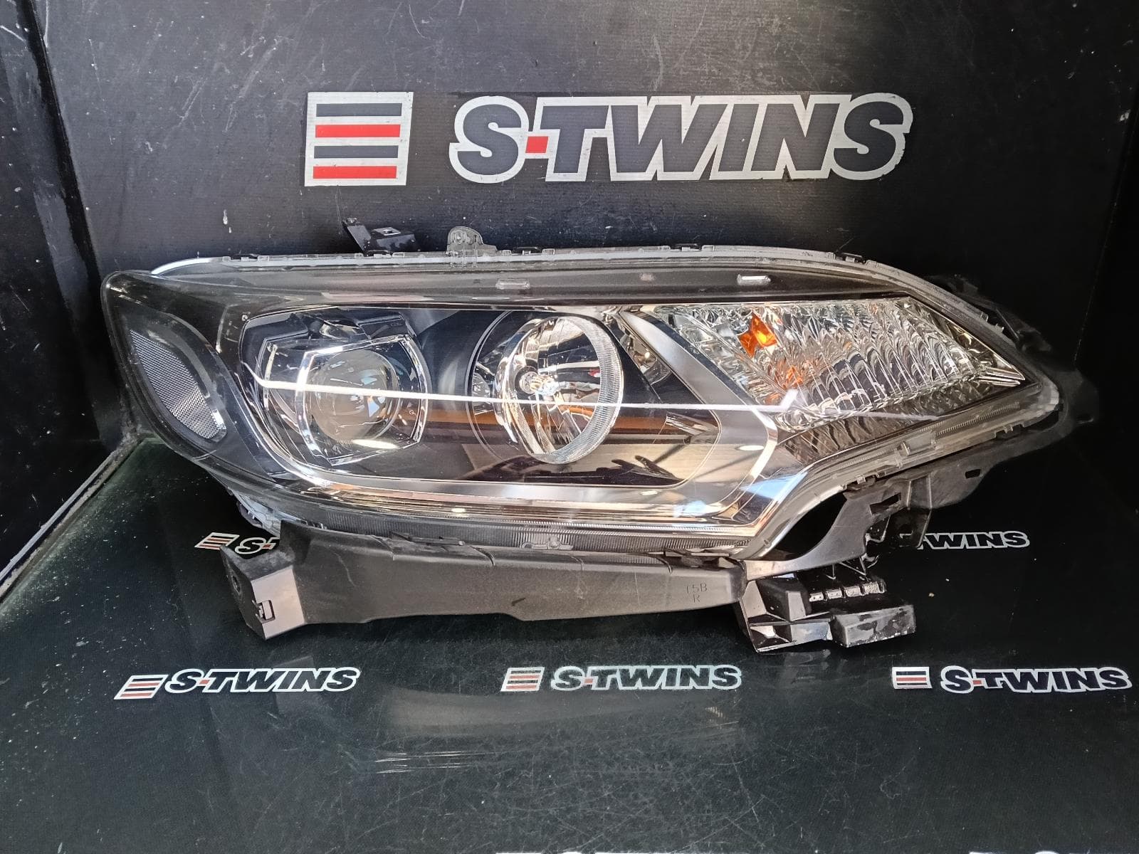 Used auto part listing image: 2017 HONDA JAZZ RIGHT HEADLAMP GK/GF, LED, PROJECTOR BEAM TYPE, 07/14-12/20