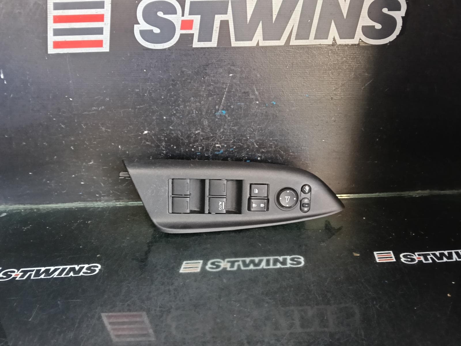 Used auto part listing image: 2017 HONDA JAZZ PWR DR WIND SWITCH RH FRONT (MASTER SWITCH), GF/GK, W/ CENTRAL LOCK BUTTON TYPE, 07/14-12/20