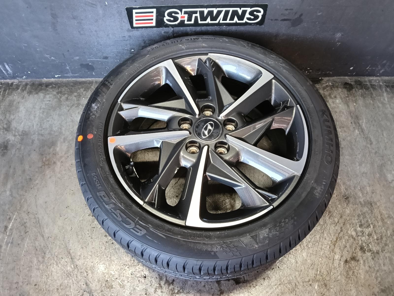 Used auto part listing image: 2022 HYUNDAI I30 WHEEL MAG PD, FACTORY, 17X7IN, 5 SINGLE SPOKE, BI-COLOUR, HATCH (S. KOREA VIN KMHH), 08/20-12/23