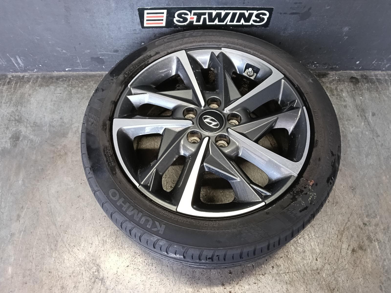 Used auto part listing image: 2022 HYUNDAI I30 WHEEL MAG PD, FACTORY, 17X7IN, 5 SINGLE SPOKE, BI-COLOUR, HATCH (S. KOREA VIN KMHH), 08/20-12/23