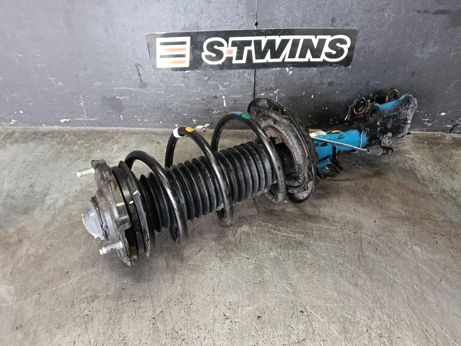 Used auto part listing image: 2022 HYUNDAI I30 RIGHT FRONT STRUT PD, 2.0, G4NC, PETROL, 03/17-12/23