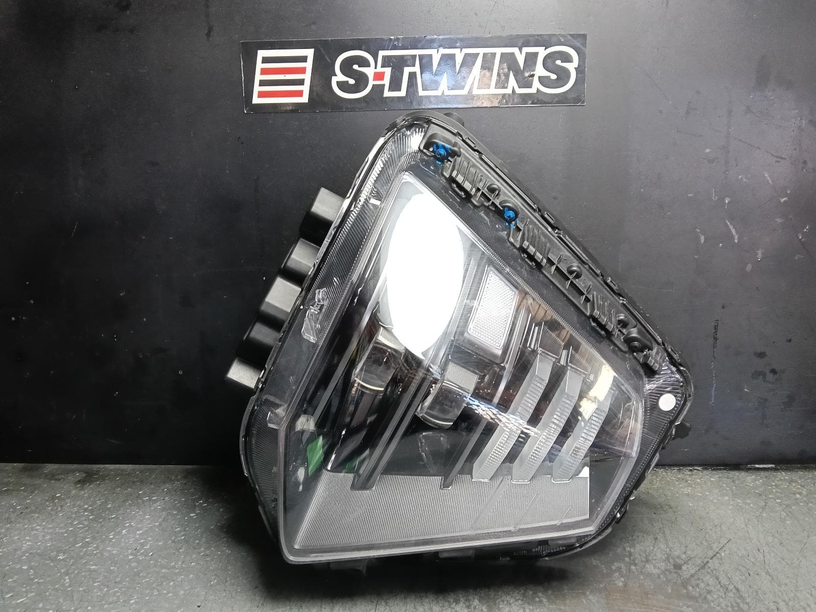 Used auto part listing image: 2025 HYUNDAI KONA LEFT HEADLAMP SX2, W/ LED, PROJECTOR TYPE, 03/23- 0000421895