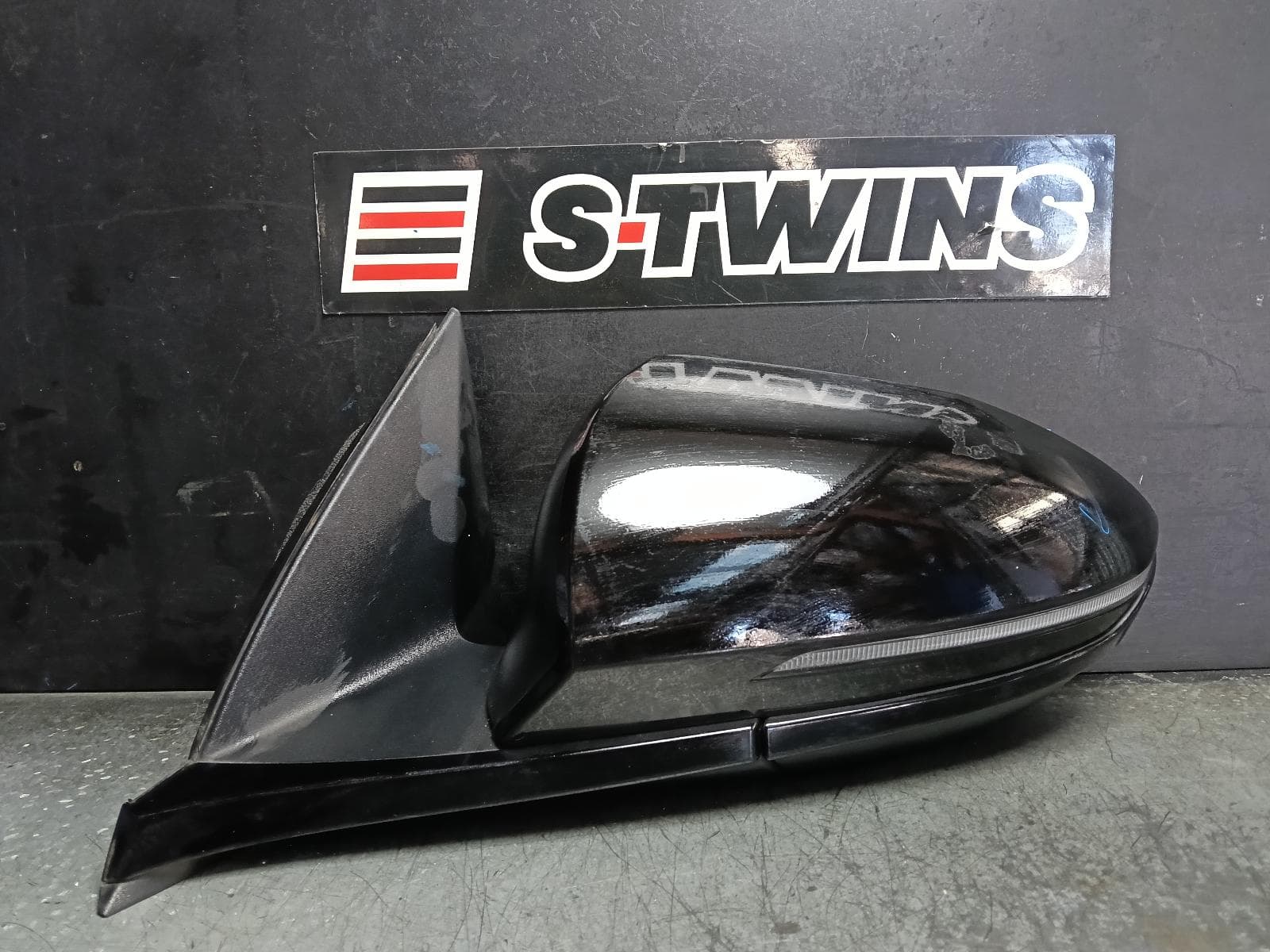Used auto part listing image: 2022 HYUNDAI TUCSON LEFT DOOR MIRROR NX4, W/ POWER FOLDING, HEATED, CAMERA TYPE, COLOUR CODED, 02/21-01/24 0000421876