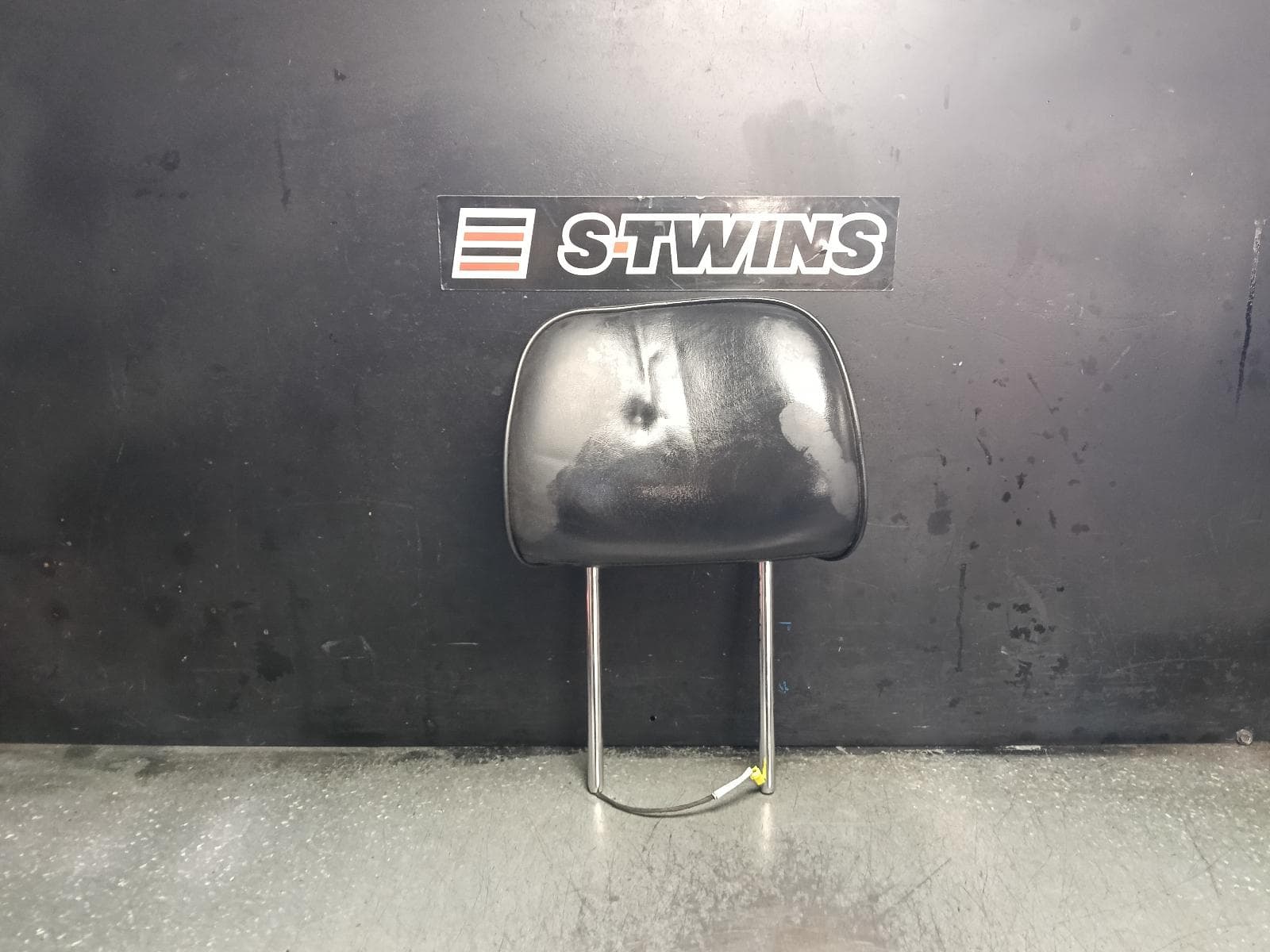 Used auto part listing image: 2015 JEEP GRANDCHEROKEE HEADREST RH FRONT, LEATHER, BLACK, WK, 10/10-02/22 0000396919