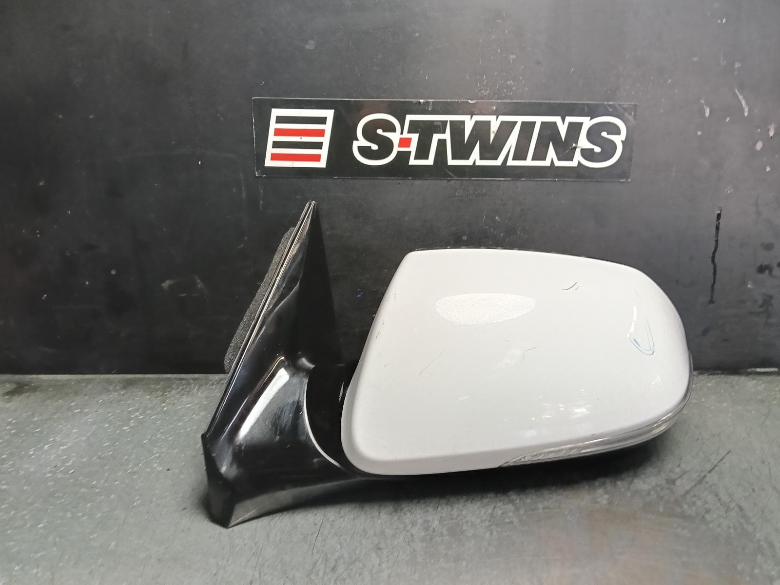 Used auto part listing image: 2017 HYUNDAI SANTA FE LEFT DOOR MIRROR DM, ACTIVE/ACTIVE X, POWER FOLD, NON AUTO DIP, W/ BLIND SPOT, 07/17-02/18 0000421857