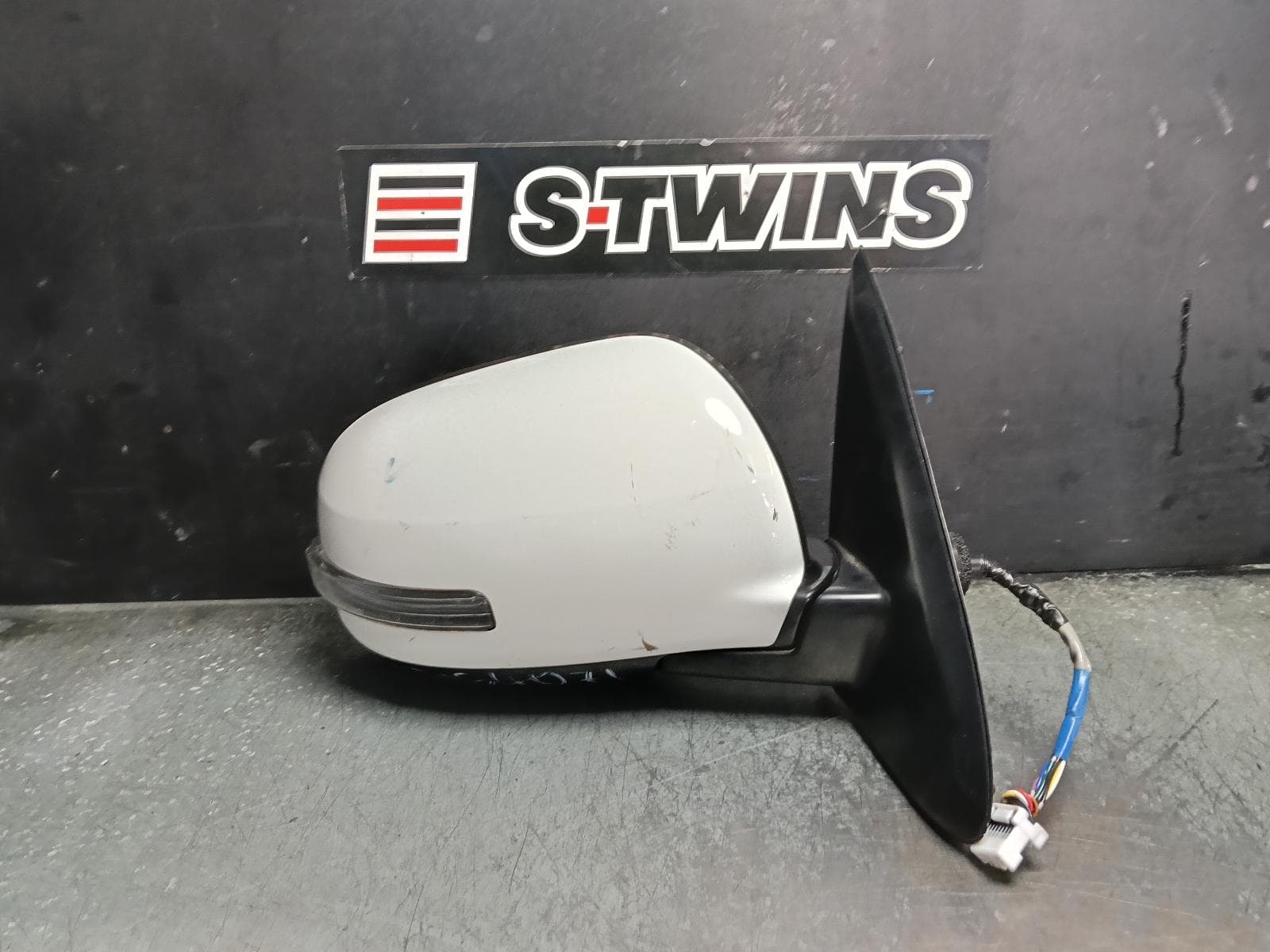 Used auto part listing image: 2017 MITSUBISHI OUTLANDER RIGHT DOOR MIRROR ZK-ZL, W/ FLASHER, POWER FOLD, NON CAMERA, NON BLINDSPOT TYPE (9 WIRE), 07/15-07/21 0000421863