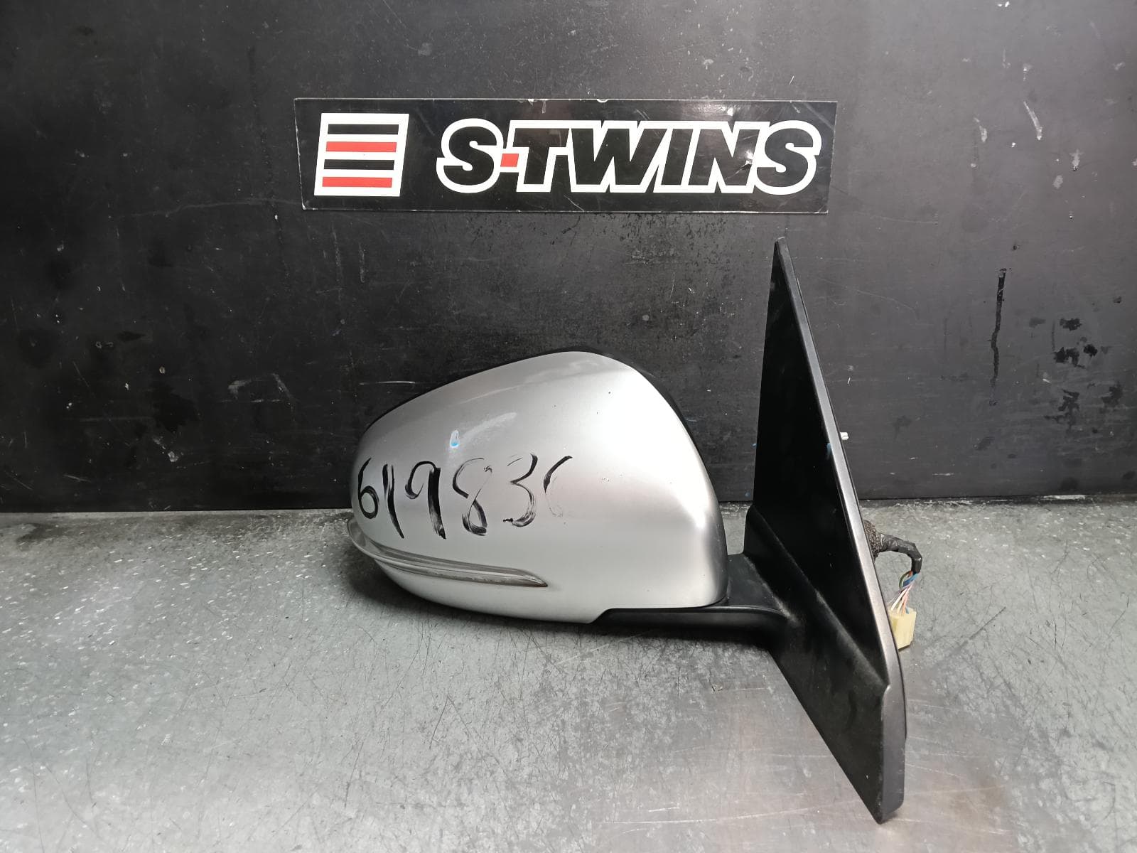 Used auto part listing image: 2016 SUZUKI VITARA RIGHT DOOR MIRROR VITARA, LY (VIN TSM), AUTO FOLDING, SILVER, W/ INDICATOR & NON BLIND SPOT TYPE, 06/15-09/18 0000421853