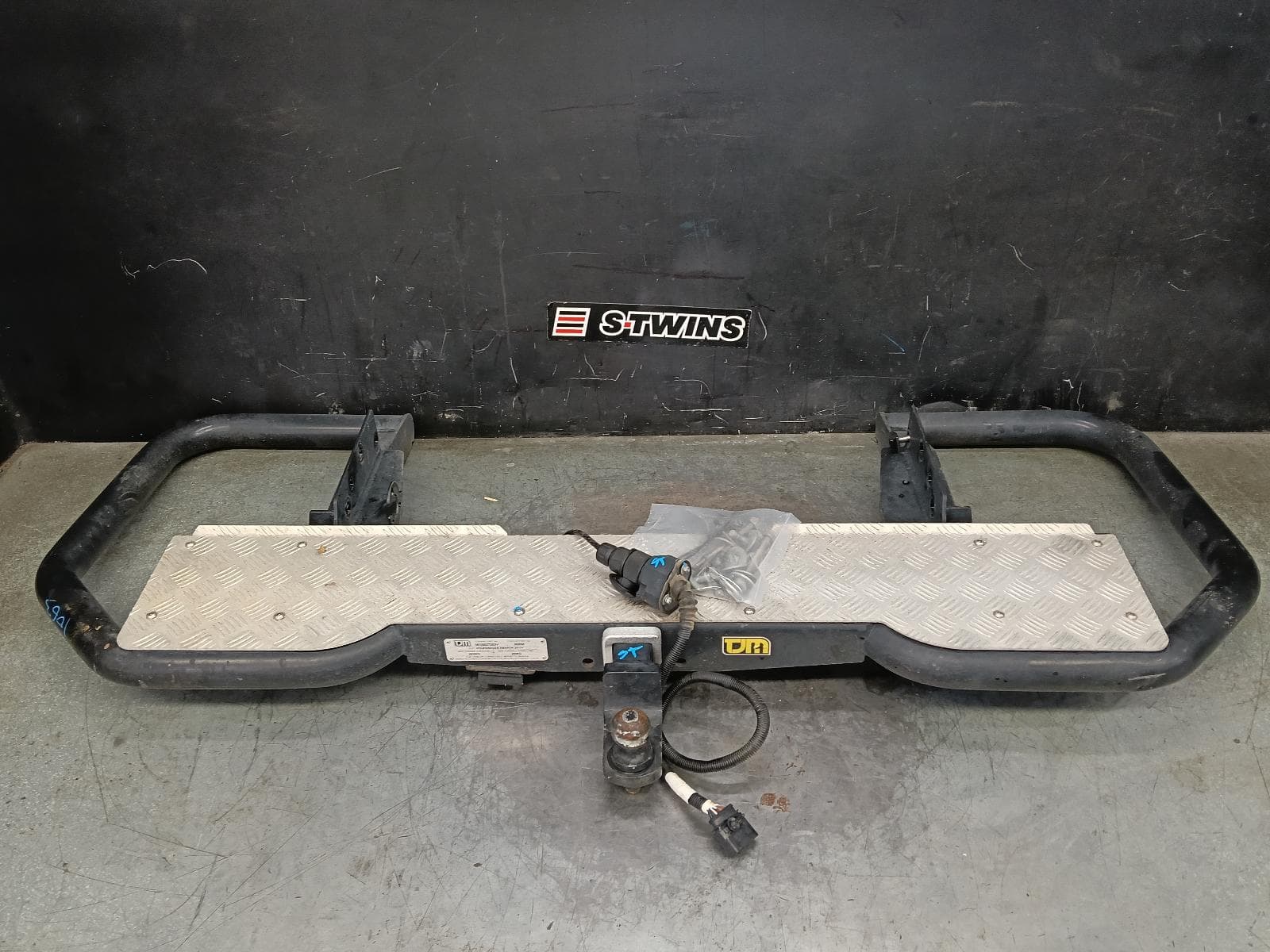 Used auto part listing image: 2013 VOLKSWAGEN AMAROK TOWBAR 2H, NON REAR BUMPER TYPE, 10/10-09/22 0000425488