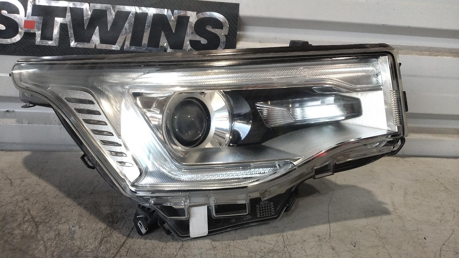 Used auto part listing image: 2018 HOLDEN ACADIA RIGHT HEADLAMP AC, HID TYPE, 08/18- 0000408924