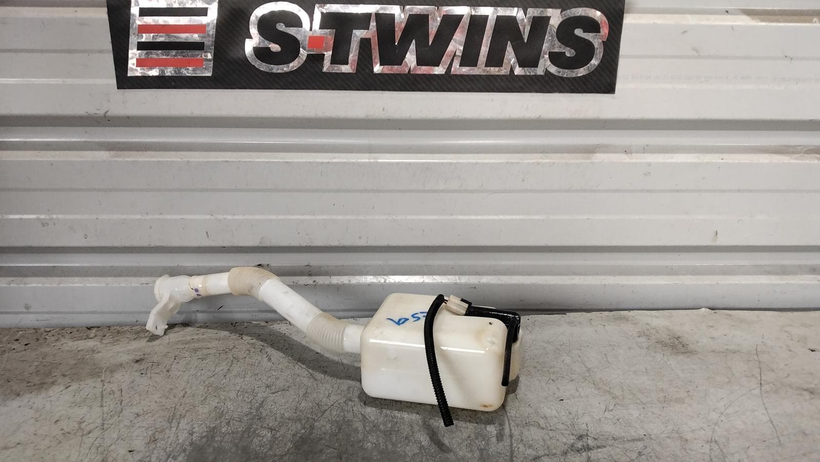 Used auto part listing image: 2020 MITSUBISHI TRITON WASHER BOTTLE MR, 11/18-10/23 0000423603