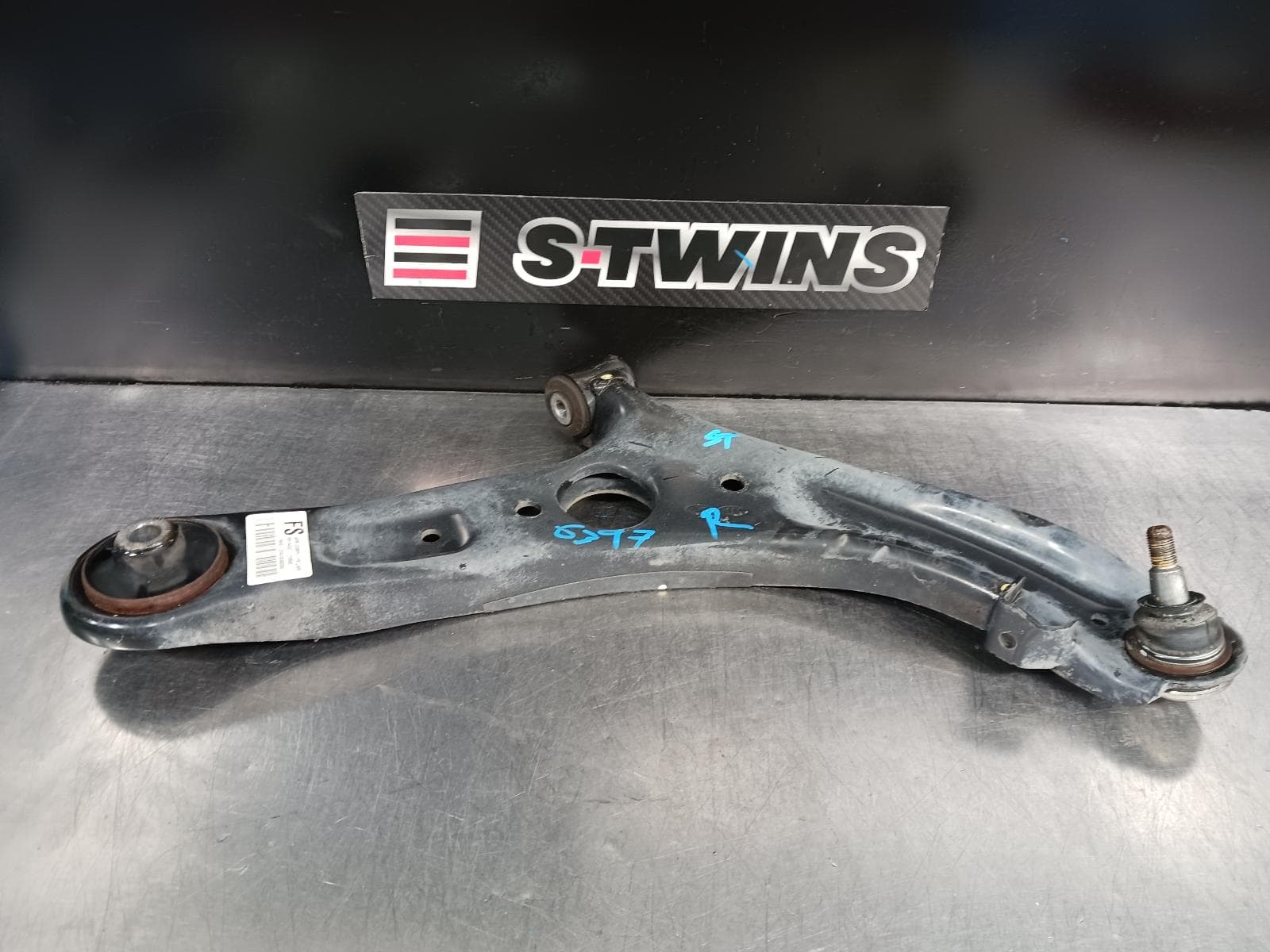 Used auto part listing image: 2014 HYUNDAI I30 RIGHT FRONT LOWER CONTROL ARM GD, 5DR HATCH, 05/12-04/17 0000237042