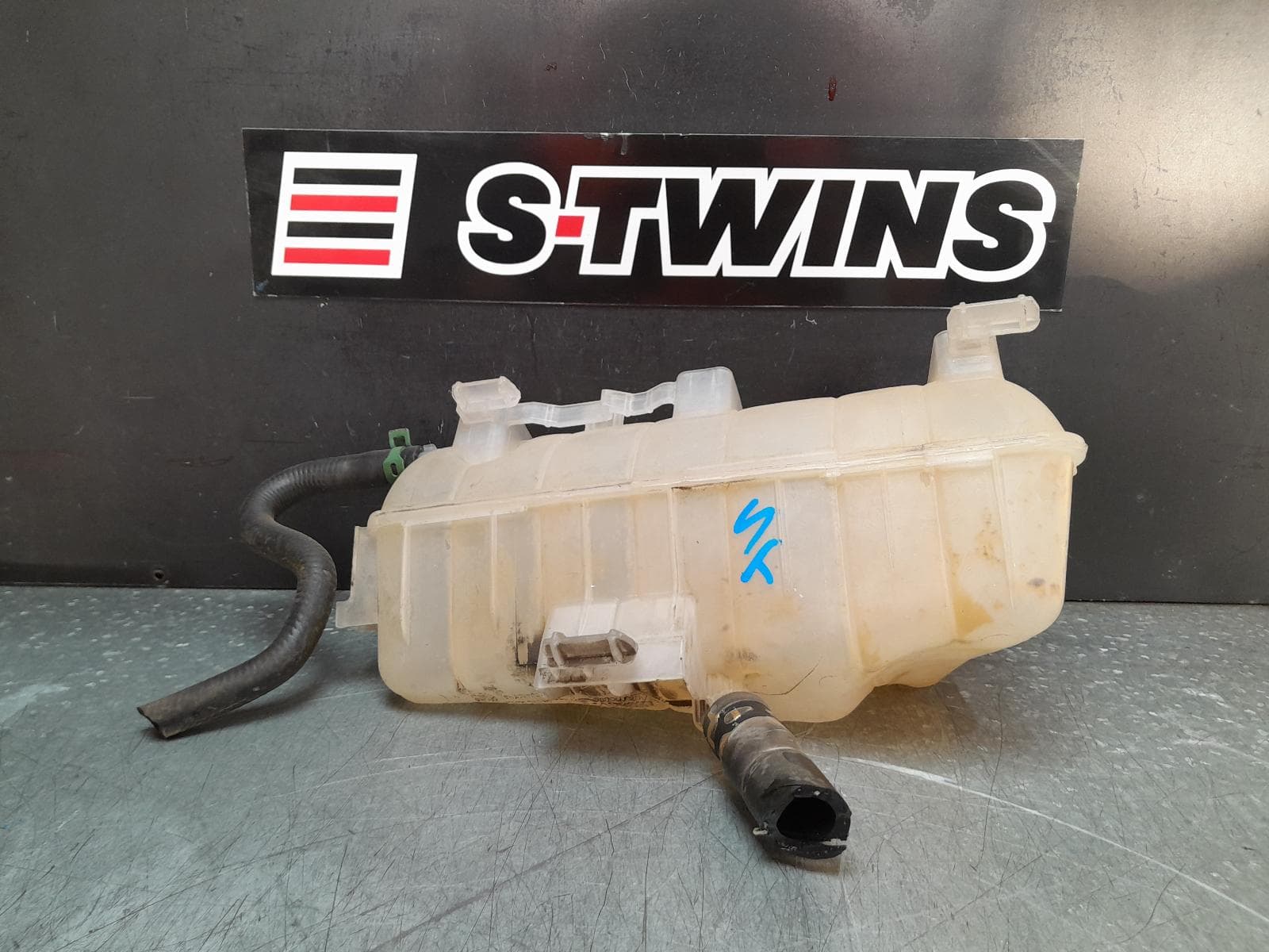 Used auto part listing image: 2015 RENAULT KANGOO OVERFLOW BOTTLE X61, 1.5/1.6, DIESEL/PETROL, P/N 7701478318, 10/10-02/22 0000357034
