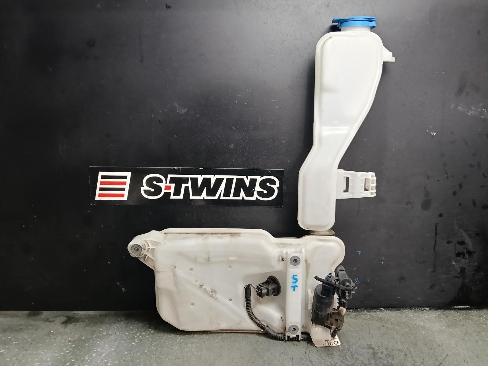 Used auto part listing image: 2023 AUDI Q2 WASHER BOTTLE GA, SQ2, LOWER, 02/21