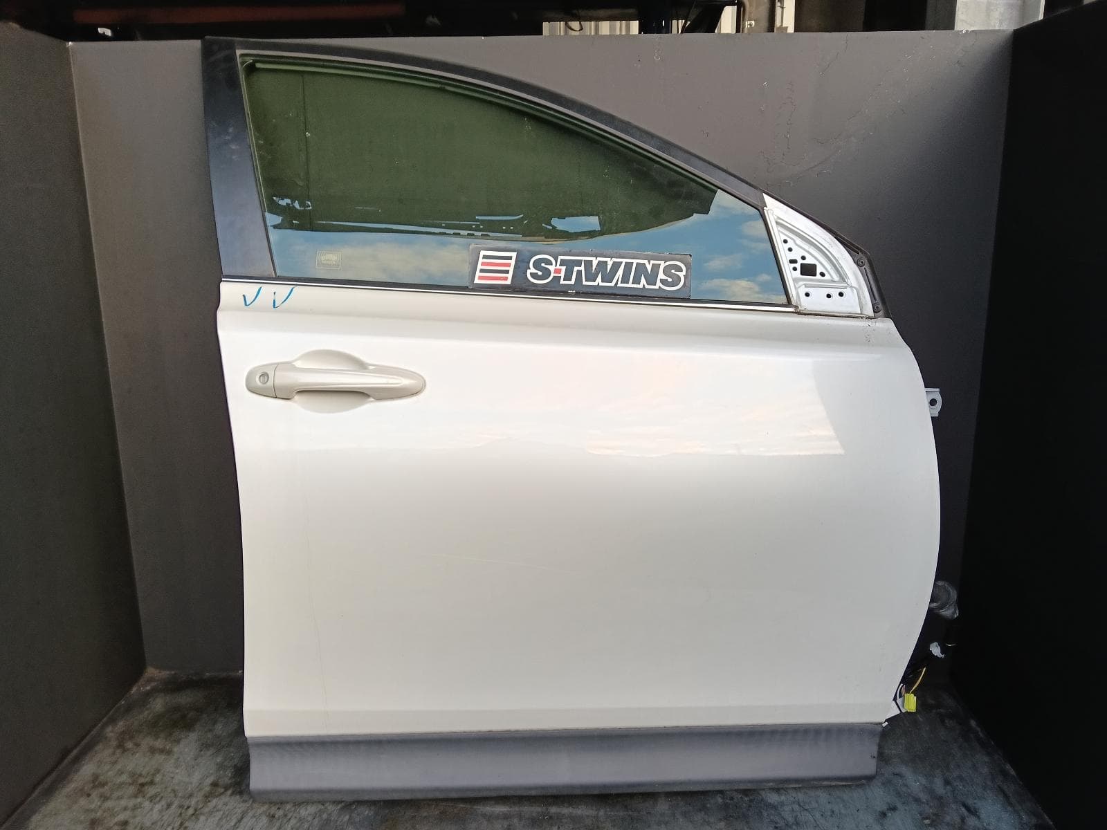 Used auto part listing image: 2015 TOYOTA RAV4 RIGHT FRONT DOOR XA40, 12/12-12/18 0000412179