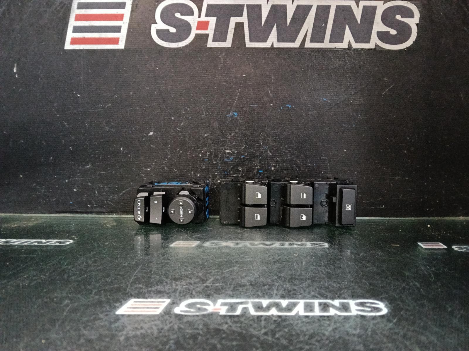 Used auto part listing image: 2022 HYUNDAI I30 PWR DR WIND SWITCH PD, RH FRONT (MASTER SWITCH), W/ AUTO TYPE (DRIVER SIDE ONLY), HATCH/FASTBACK/WAGON, 03/17-12/25