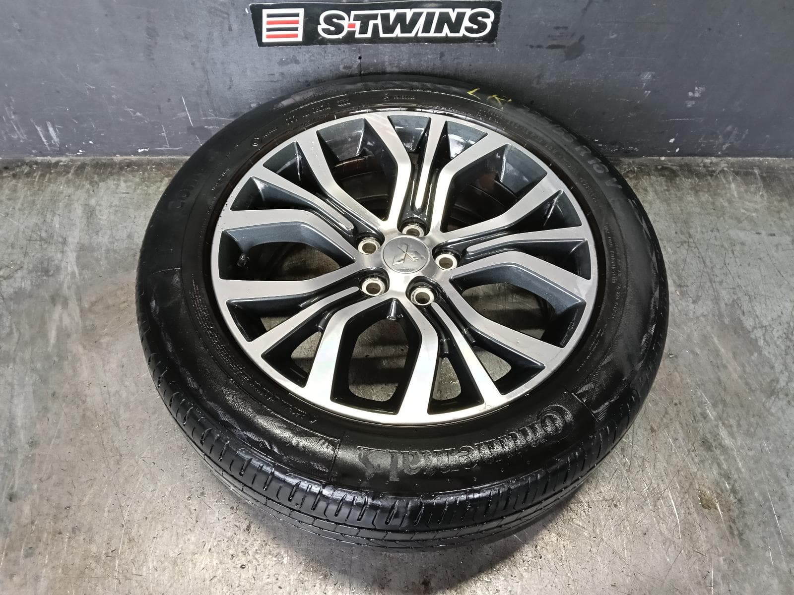 Used auto part listing image: 2016 MITSUBISHI OUTLANDER WHEEL MAG FACTORY, 18X7IN, W/ DARK ACCENTS, ZK, 01/15-03/18