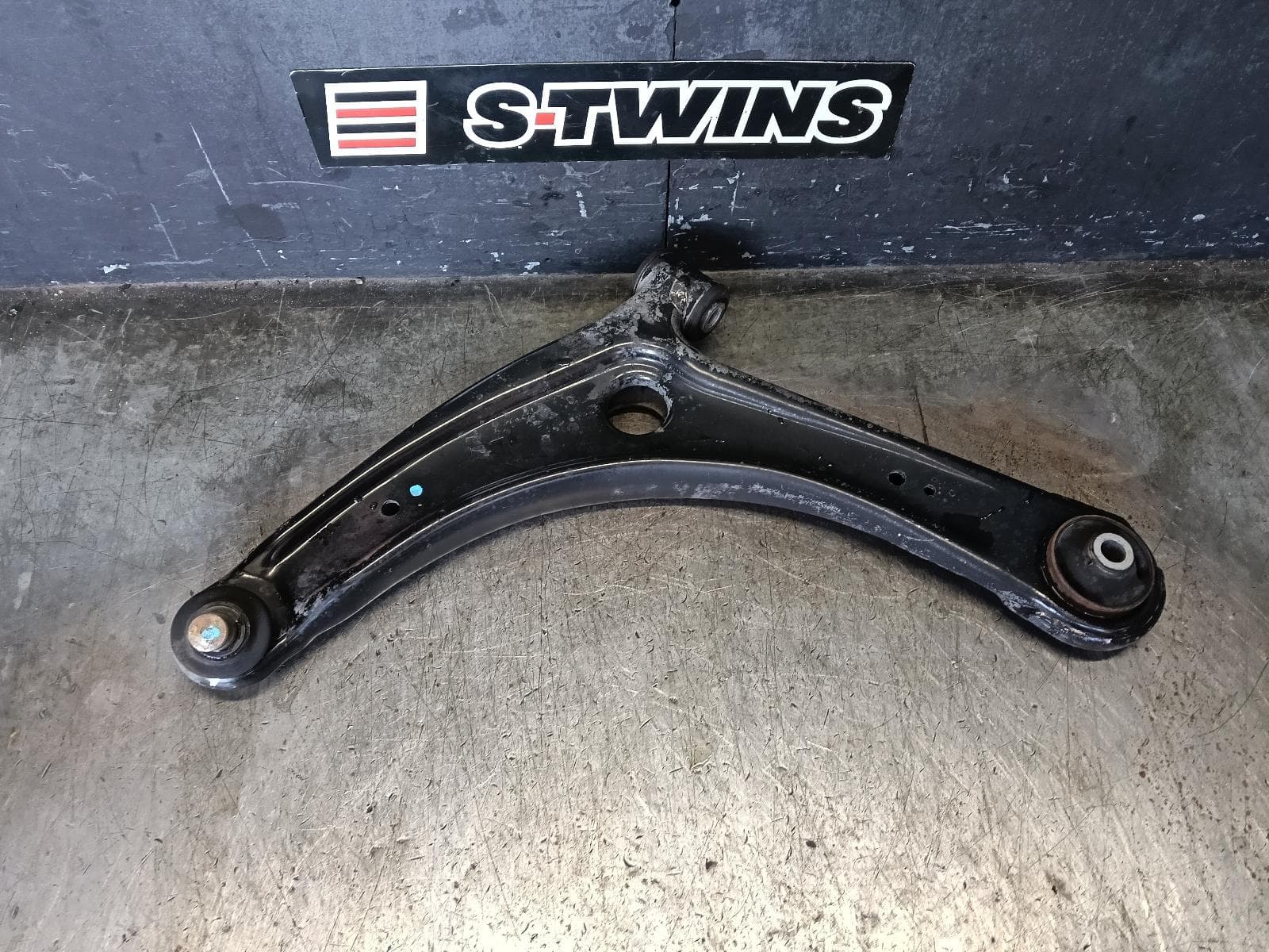 Used auto part listing image: 2016 MITSUBISHI OUTLANDER LEFT FRONT LOWER CONTROL ARM ZK-ZL, 07/15-07/21