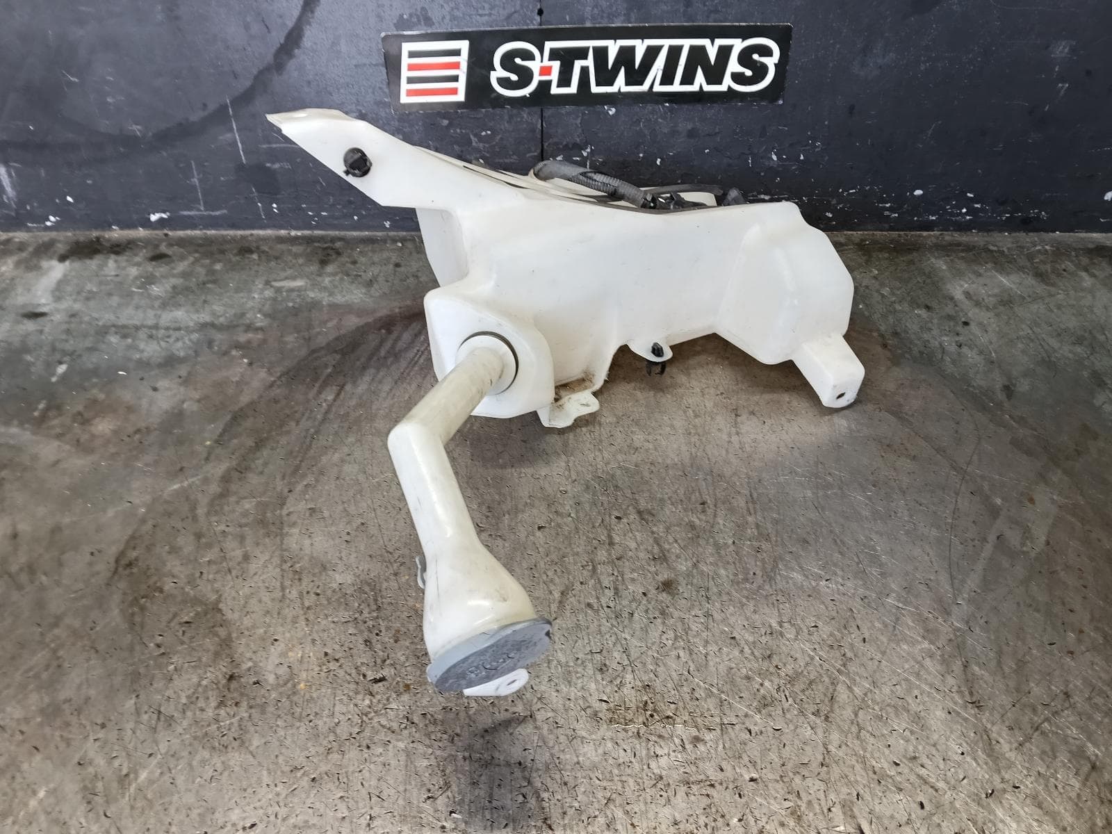 Used auto part listing image: 2015 NISSAN QASHQAI WASHER BOTTLE J11, 12/13-07/21