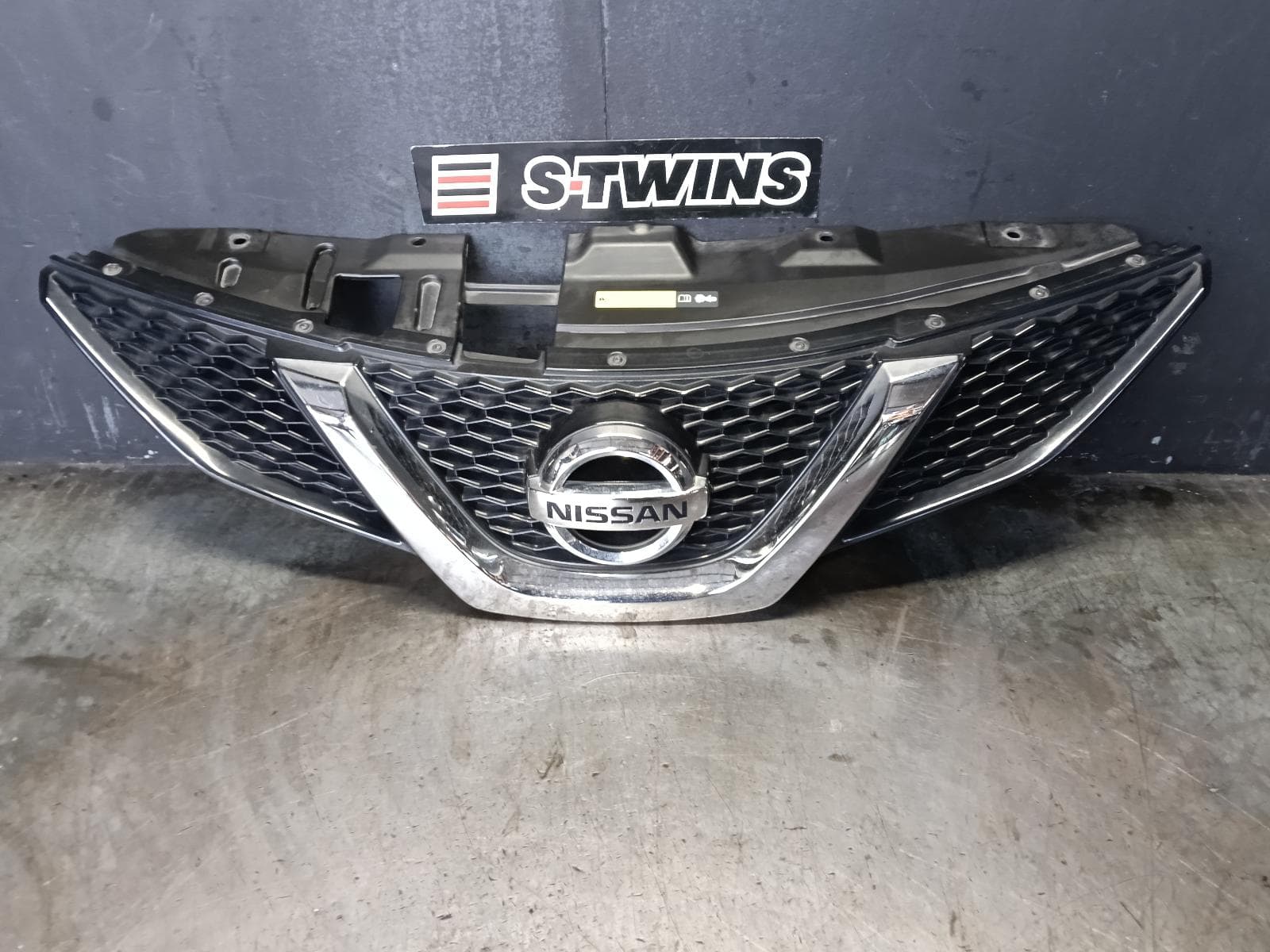 Used auto part listing image: 2015 NISSAN QASHQAI GRILLE RADIATOR GRILLE, J11, ST/TS, NON CAMERA TYPE, 12/13-06/17