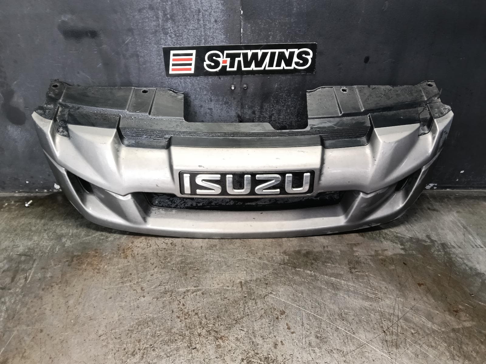 Used auto part listing image: 2014 ISUZU DMAX GRILLE RADIATOR GRILLE, RC, GREY, 06/12-10/16 0000398646