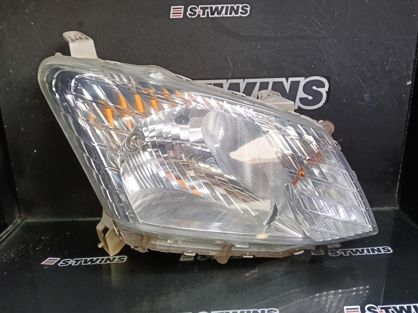 Used auto part listing image: 2014 ISUZU DMAX RIGHT HEADLAMP RC, HALOGEN TYPE, 05/12-10/16 0000398519