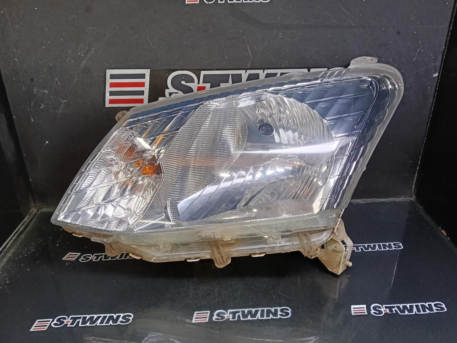 Used auto part listing image: 2014 ISUZU DMAX LEFT HEADLAMP RC, HALOGEN TYPE, 05/12-10/16 0000398518