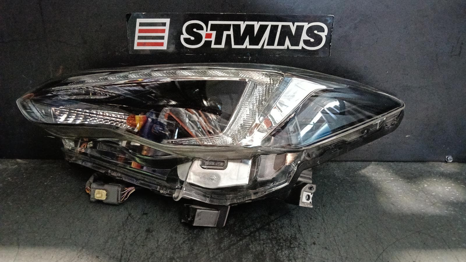 Used auto part listing image: 2018 SUBARU IMPREZA LEFT HEADLAMP G5, LED TYPE, 09/16-02/20 0000402663