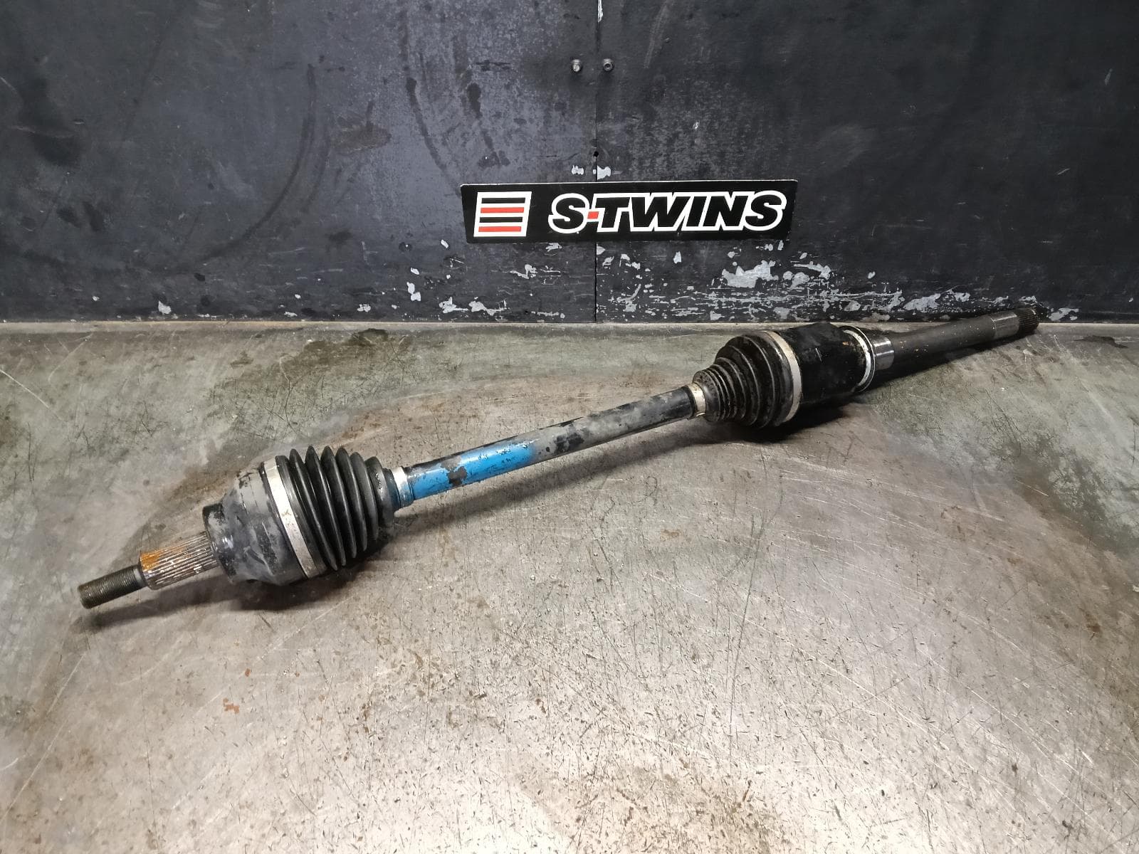Used auto part listing image: 2017 JEEP GRANDCHEROKEE RIGHT DRIVESHAFT FRONT, WK, DIESEL, 04/13-02/22 0000403278