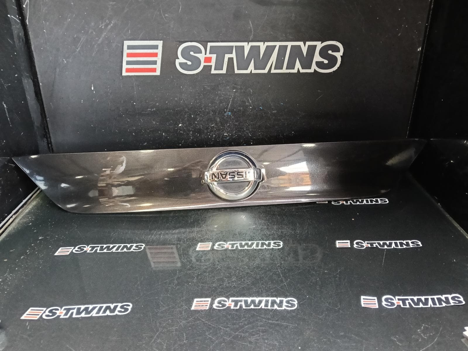 Used auto part listing image: 2015 NISSAN QASHQAI REAR GARNISH TAILGATE GARNISH (CENTRE), J11, 12/13-07/21 0000427574