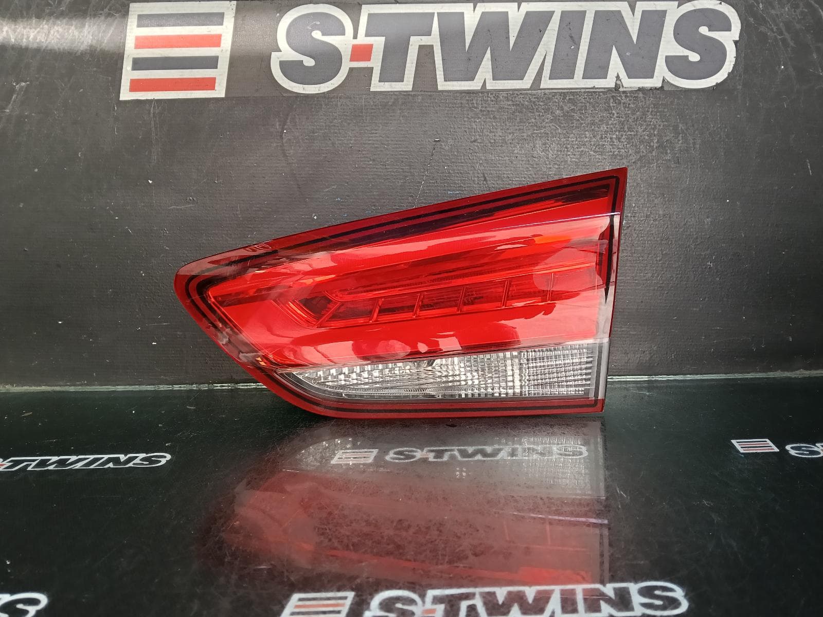 Used auto part listing image: 2020 HYUNDAI I30 REAR GARNISH PD, TAILGATE LAMP (RH SIDE), W/ LED TYPE, HATCH (S. KOREA VIN KMHH), N LINE, 03/17-12/23 0000398927