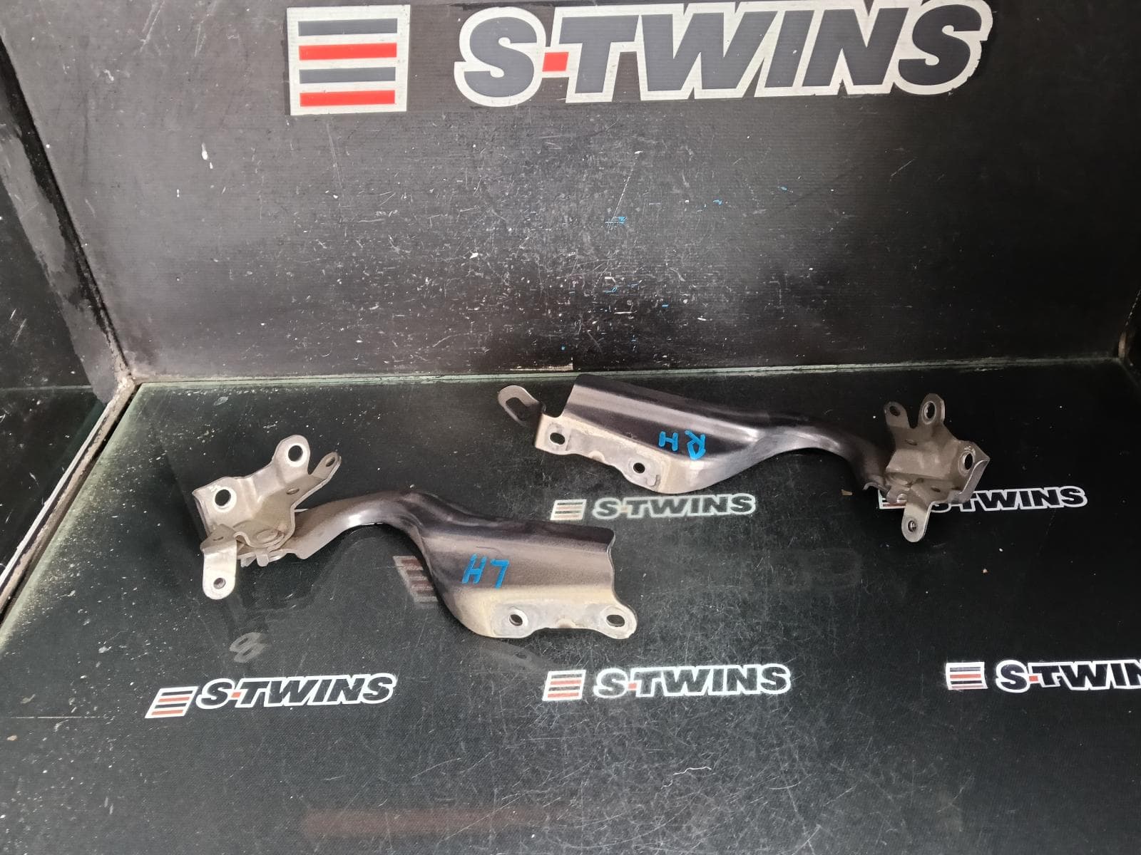 Used auto part listing image: 2013 SUBARU XV BONNET HINGE STRUT HINGES (PAIR), G4X, 08/11-04/17