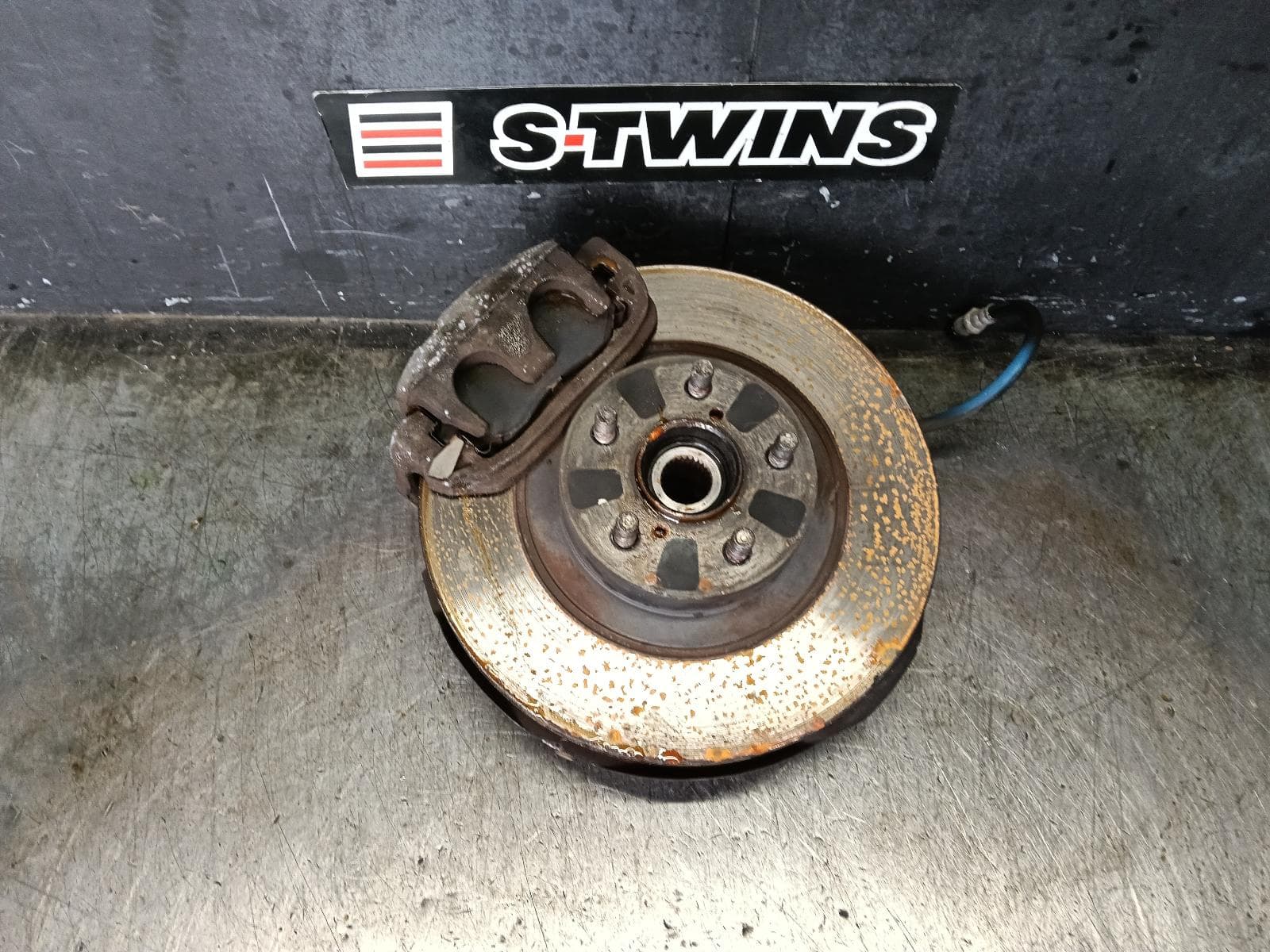 Used auto part listing image: 2013 SUBARU XV RIGHT FRONT HUB ASSEMBLY G4X, 08/11-10/13