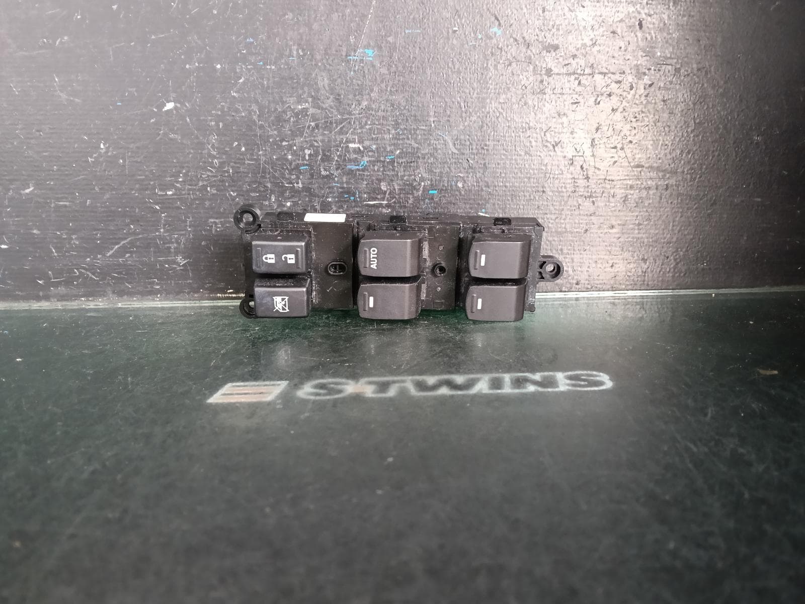 Used auto part listing image: 2016 SUZUKI VITARA PWR DR WIND SWITCH RH FRONT (MASTER SWITCH), W/ POWER FOLD TYPE, VITARA, LY (VIN TSM), 06/15