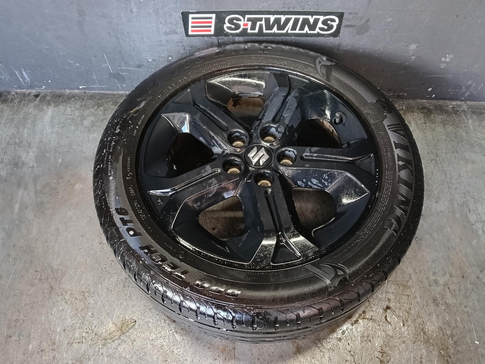Used auto part listing image: 2016 SUZUKI VITARA WHEEL MAG FACTORY, 17X6.5IN, 5 Y SPOKE, HIGH GLOSS BLACK, VITARA, LY (VIN TSM), 06/15-09/18