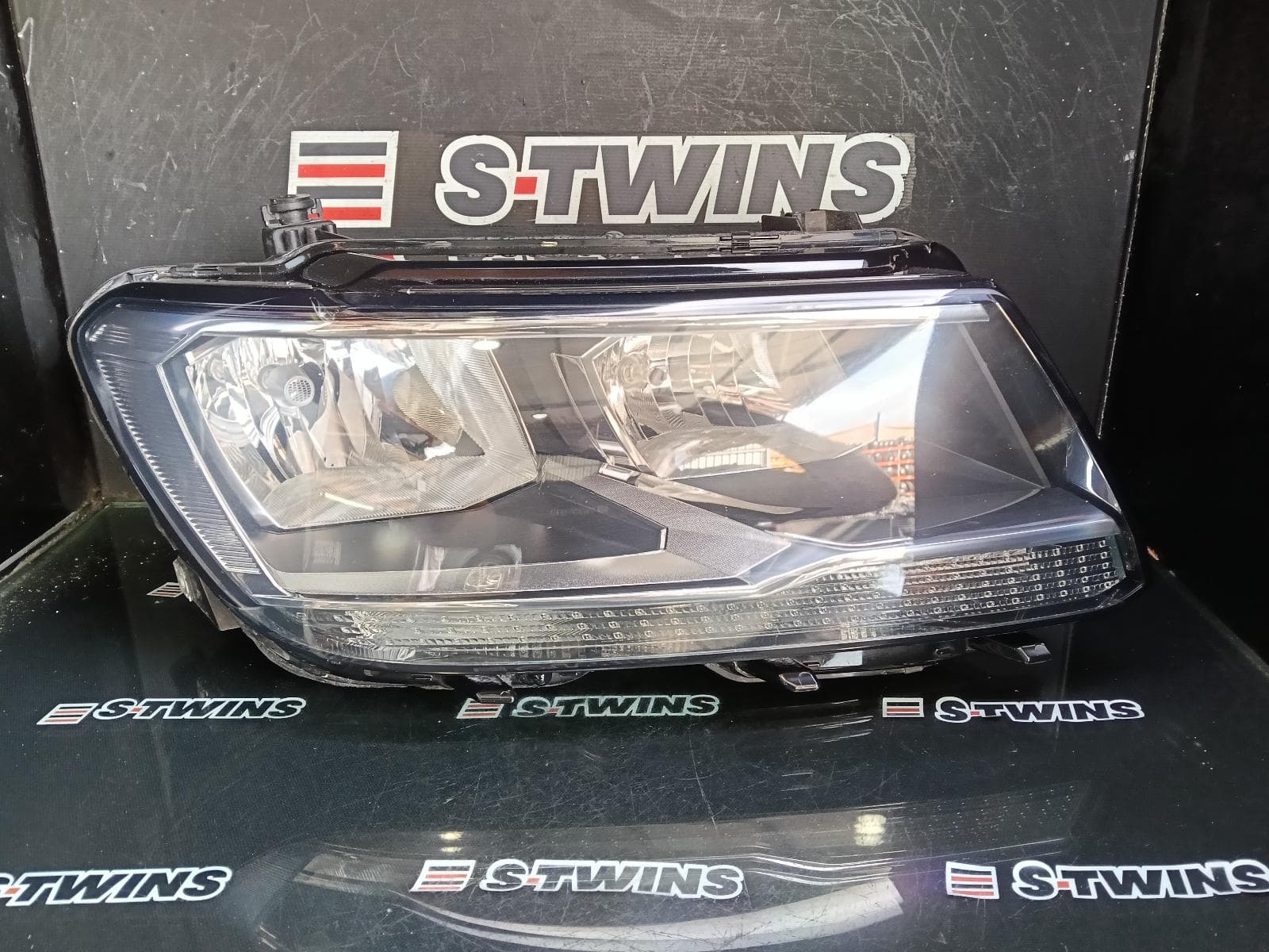 Used auto part listing image: 2017 VOLKSWAGEN TIGUAN RIGHT HEADLAMP 5NA, HALOGEN TYPE, 06/16-05/21 0000399607