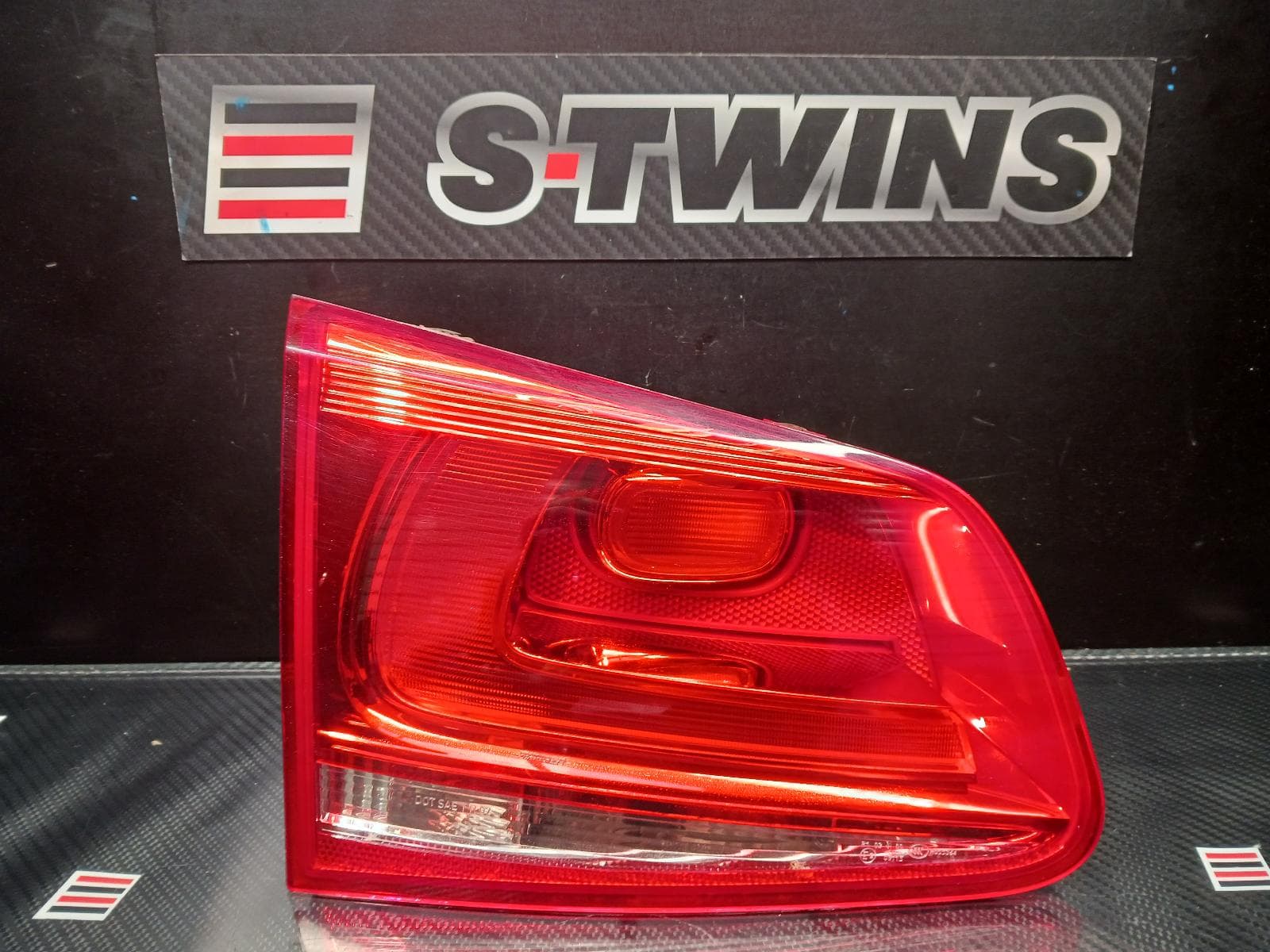Used auto part listing image: 2014 VOLKSWAGEN TOUAREG REAR GARNISH TAILGATE LAMP (LH SIDE), NON LED TYPE, 7P, 07/11-04/18 0000199806