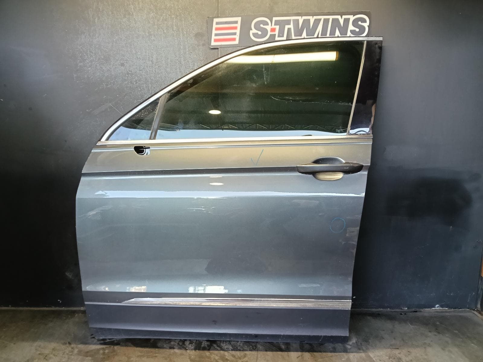 Used auto part listing image: 2017 VOLKSWAGEN TIGUAN LEFT FRONT DOOR 5NA, 06/16-02/24 0000399281