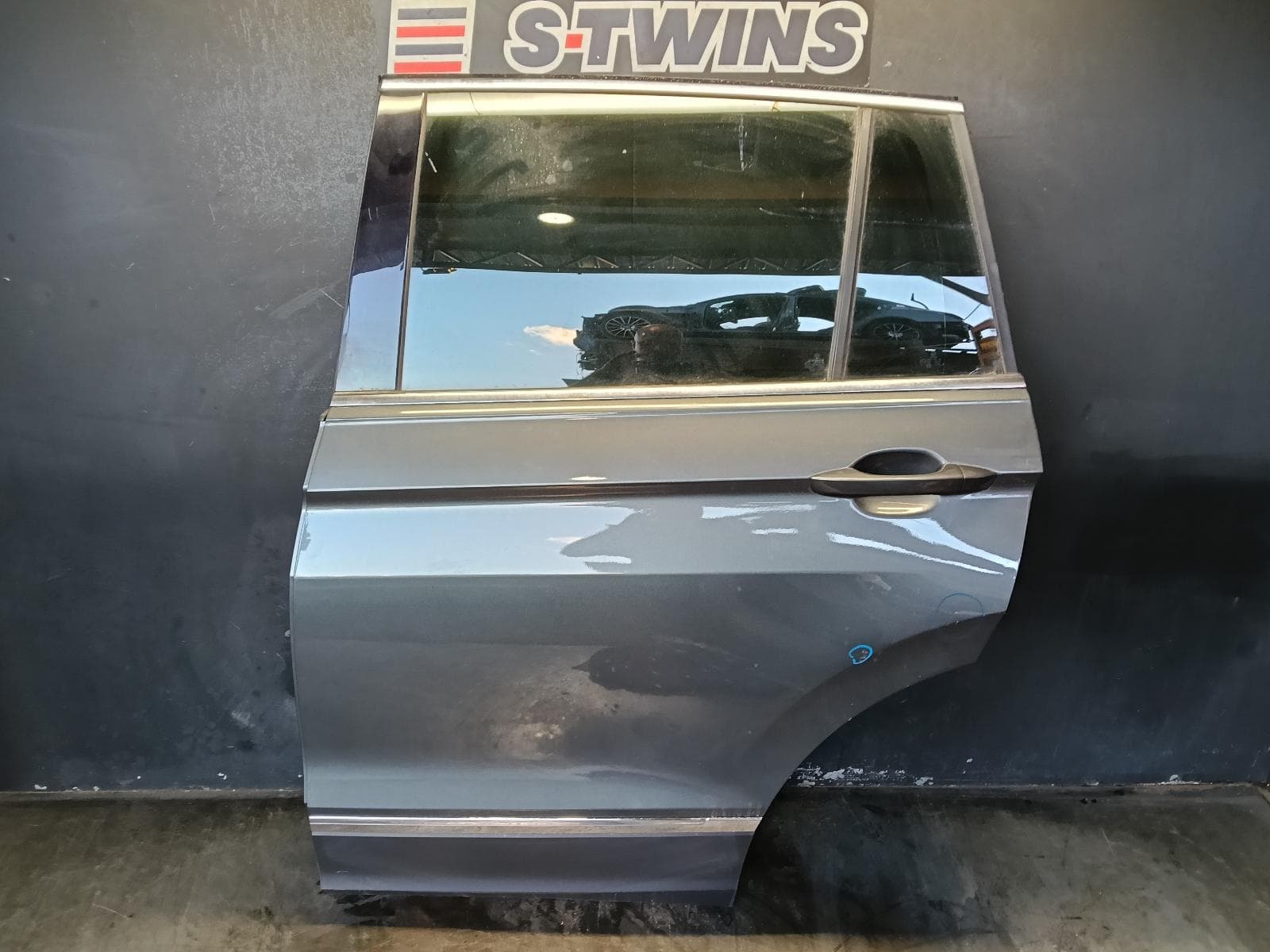 Used auto part listing image: 2017 VOLKSWAGEN TIGUAN LEFT REAR DOOR SLIDING 5NA, 06/16-02/24 0000399283