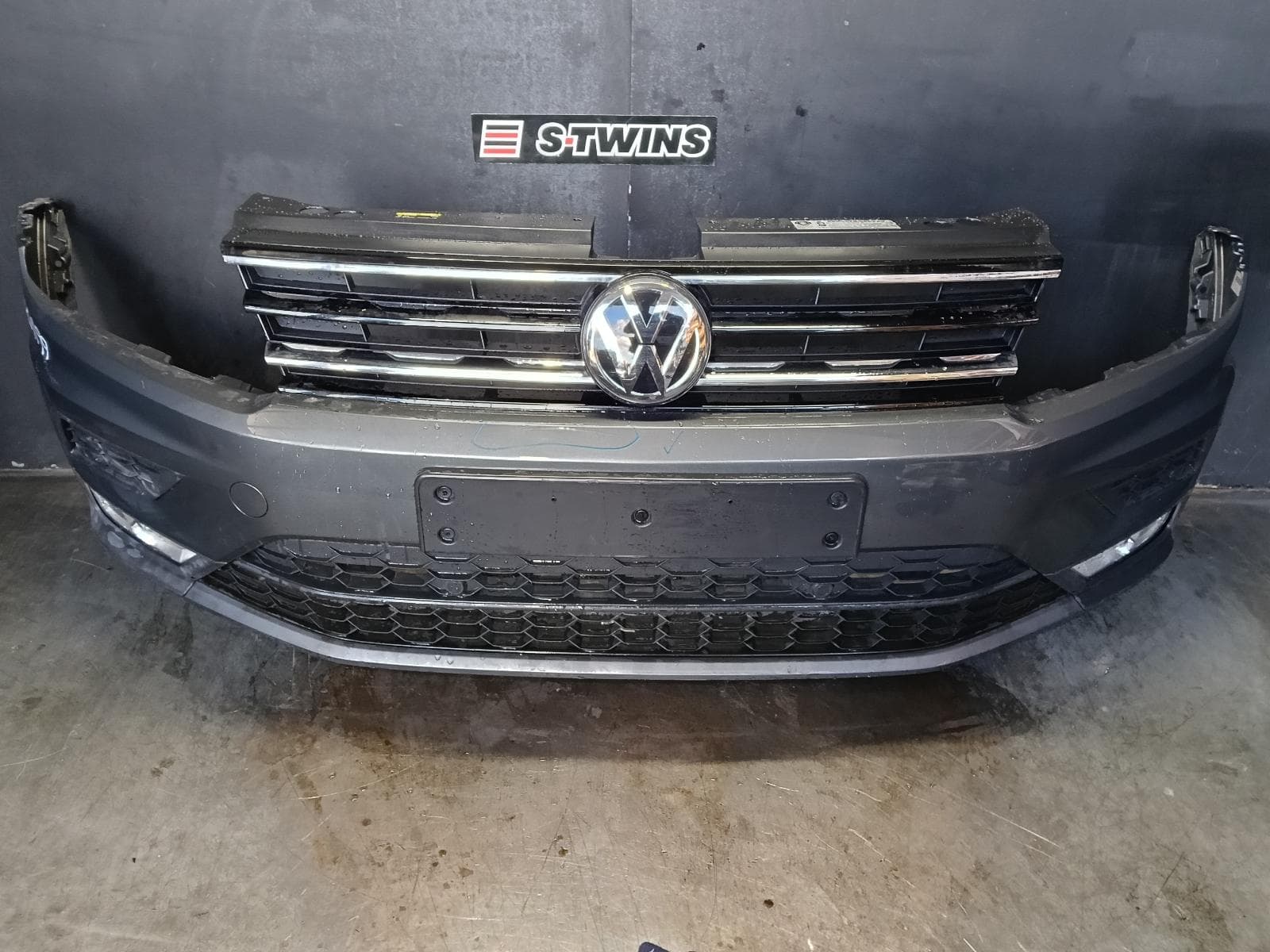 Used auto part listing image: 2017 VOLKSWAGEN TIGUAN FRONT BUMPER 5NA, BUMPER BAR, NON H/LAMP WASHER TYPE, COMFORTLINE/HIGHLINE/ADVENTURE/SPORTLINE/TRENDLINE, 06/16-05/21 0000399248